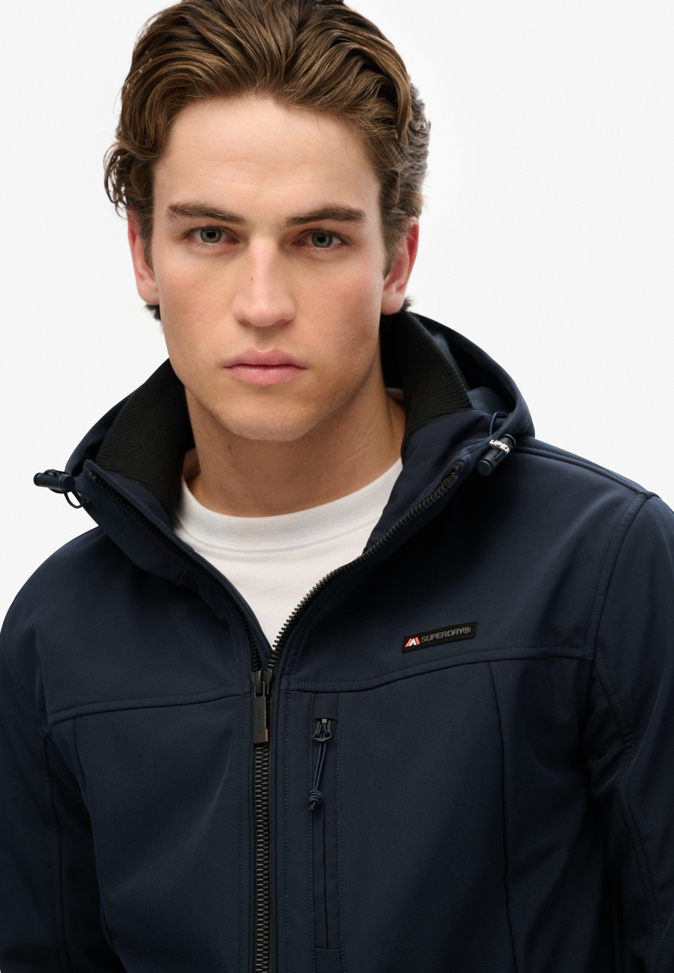 Superdry Outdoorjacke HOODED SOFT SHELL TREKKER JKT aus Polyester und Elasthan, elastischer Tragekomfort, pflegeleicht
