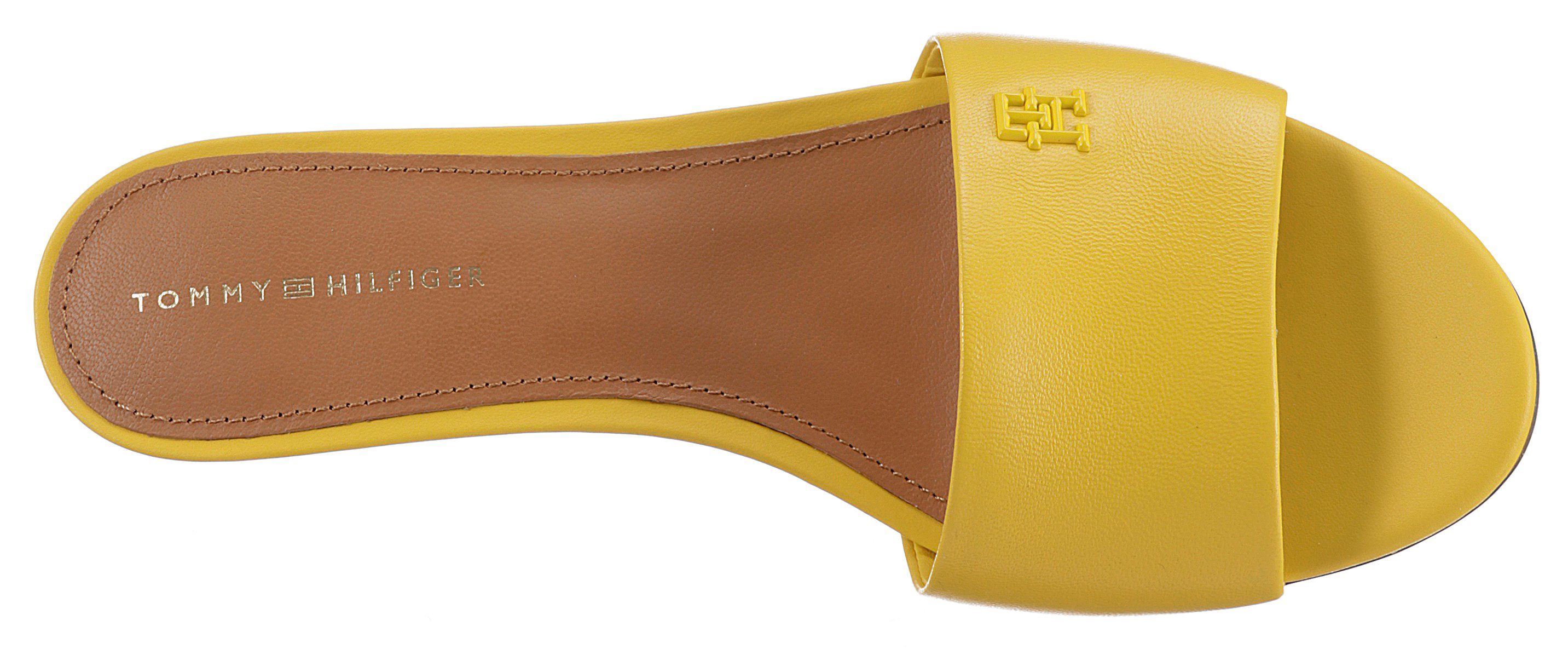 mit elegantem Trichterabsatz, HEEL gelb Hilfiger ELEVATED TH SANDAL MID Tommy Pantolette Form schmale