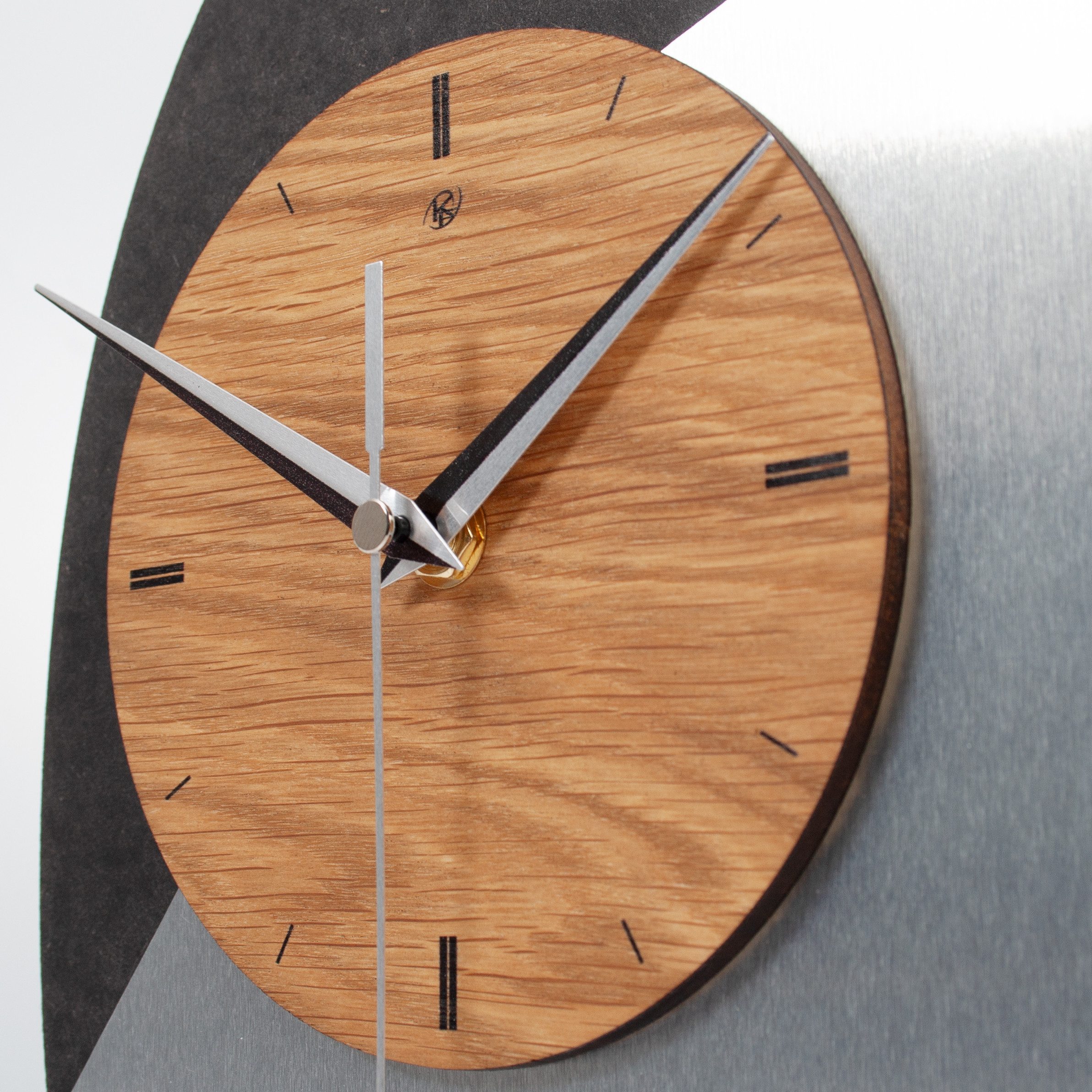 Kreative Feder Standuhr Designer-Standuhr „Silver Dome“ aus Holz, Tischuhr in modernem Metallic-Look; Funk- o. Quarzuhrwerk; kein Ticken