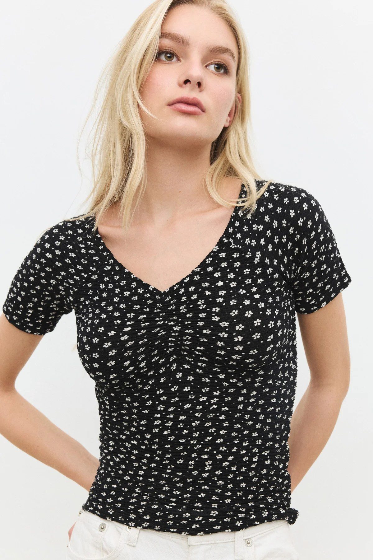 T-Shirt Bluse mit V-Ausschnitt und geraffter Vorderseite
