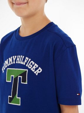 Tommy Hilfiger T-Shirt T VARSITY TEE S/S mit großem Tommy Hilfiger Front Print
