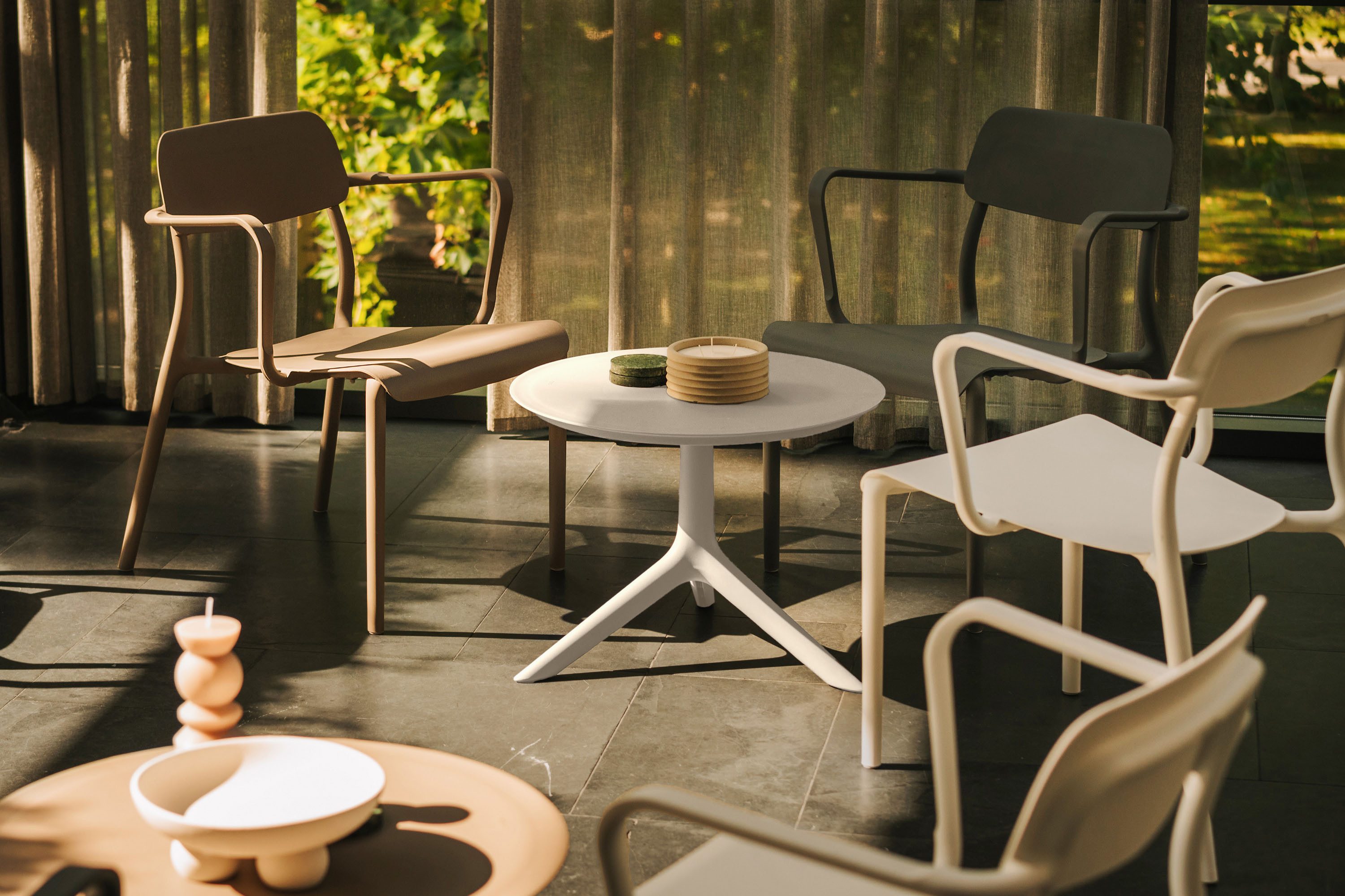 KONSIMO® Gartentisch GALIO Outdoor-Tisch Kaffeetisch, hergestellt in der EU, Runder Gartentisch, Wetterfester Terrassentisch, Modern Design Ø57 cm