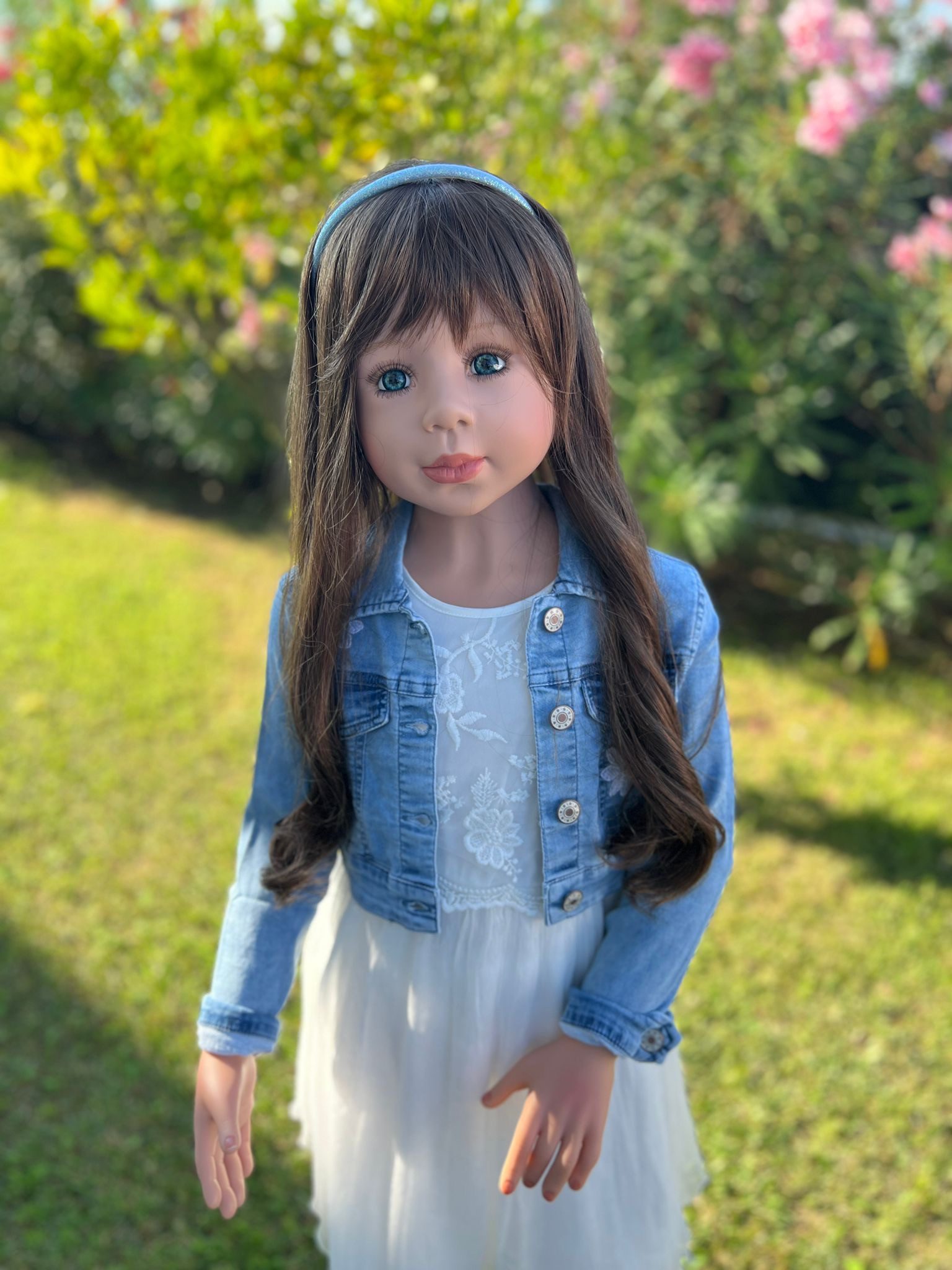 CMTPUPPENGALERIE Stehpuppe Lili von Monika Levenig - braun mit Jeansjacke - 122 cm - (1-tlg)