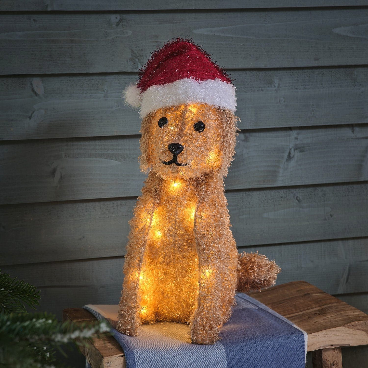Lights4fun Dekoobjekt 42cm LED-Weihnachtsfigur außen Labradoodle mit Weihnachtsmütze