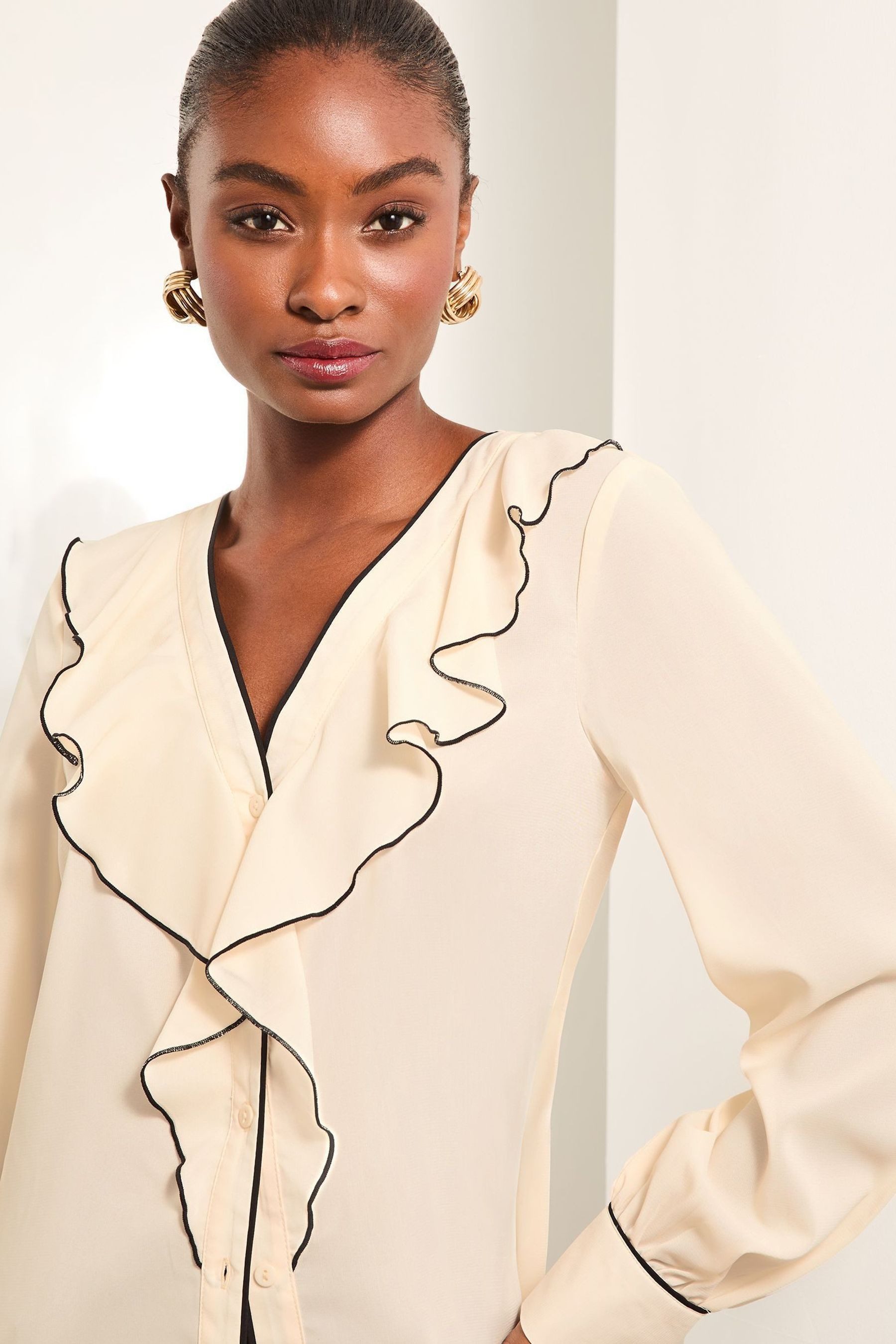 LIPSY Langarmbluse Lipsy Bluse mit V-Ausschnitt, Rüschen, Regular (1-tlg) günstig online kaufen