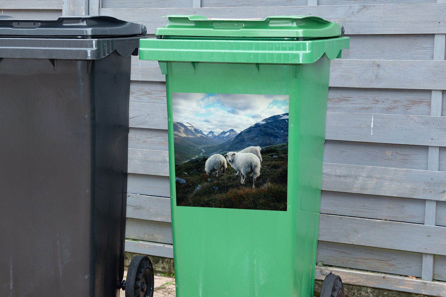 MuchoWow Wandsticker Schafe - (1 Sticker, Mülltonne, Abfalbehälter Berge Mülleimer-aufkleber, - Container, St), Natur