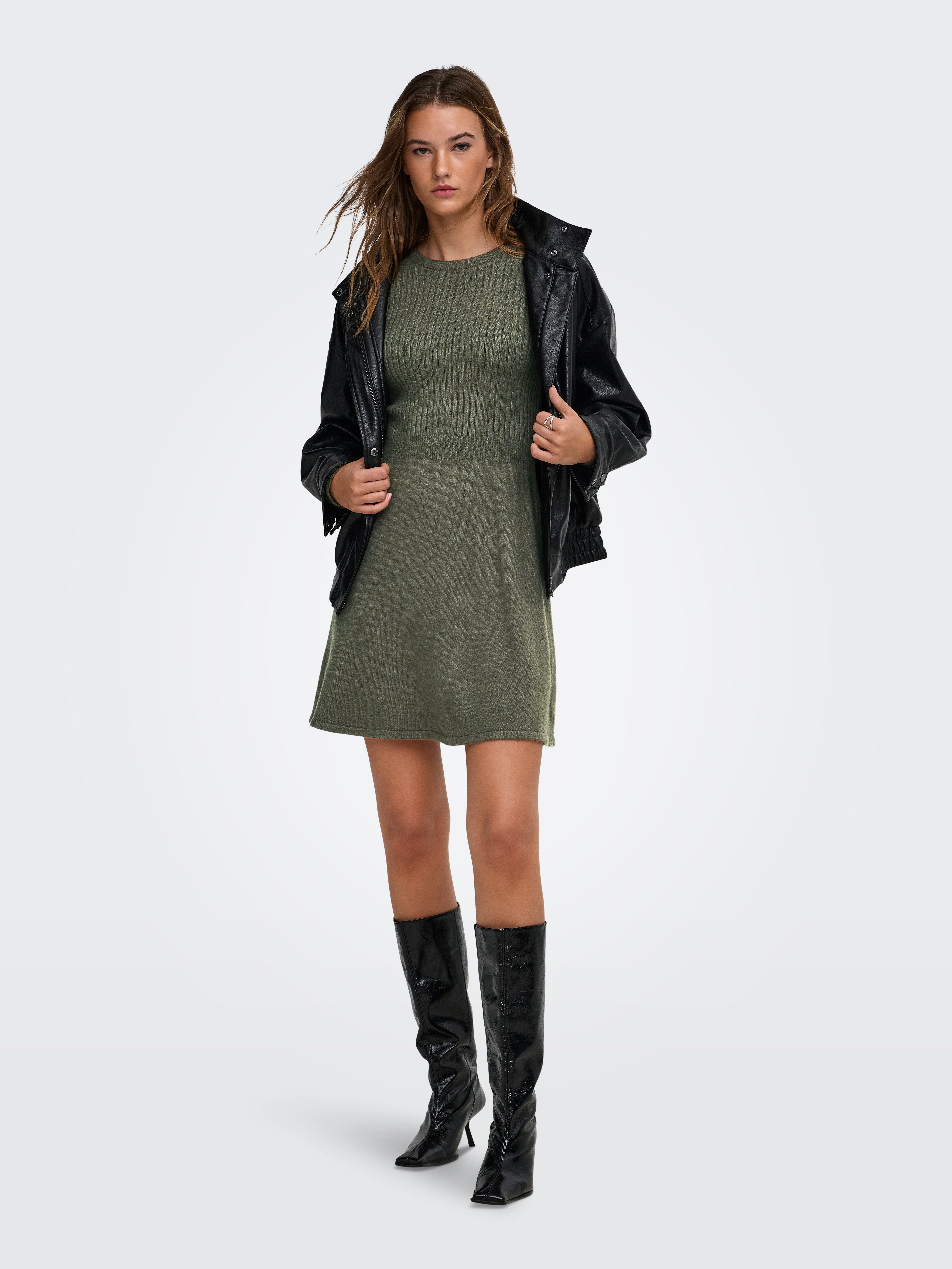 ONLY Strickkleid ONLFIA LS FIT FLARE ONEC DRESS CS KNT Viskosemischung, normal geschnitten – Bild 4 von 5