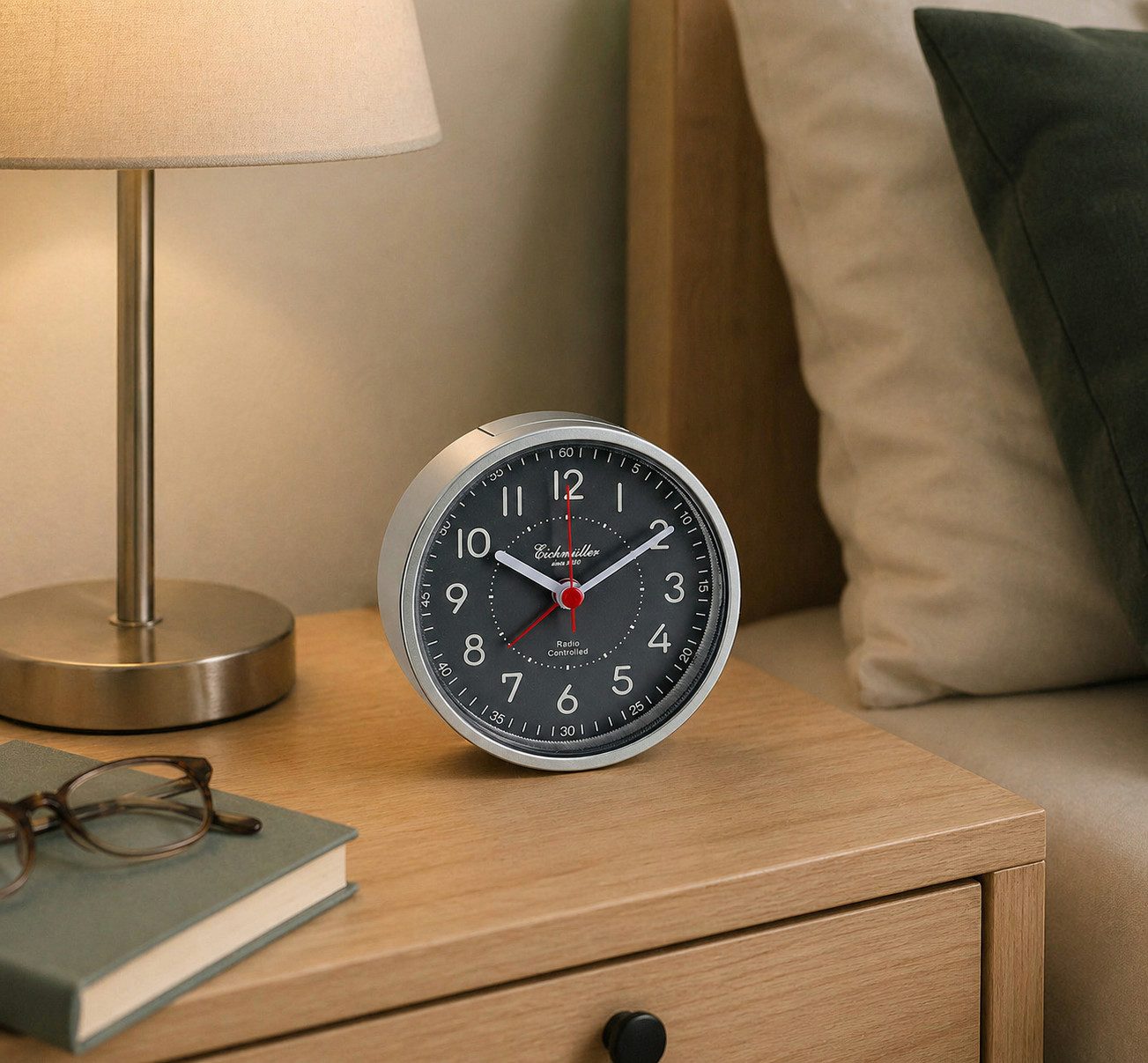 Eichmüller Funkwecker 9841-01 Analog Grau leise Snooze Beleuchtung Nachttischwecker