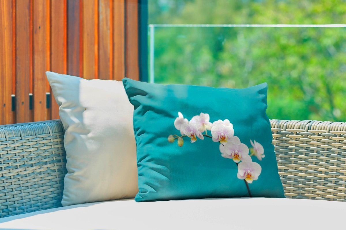 Outdoor-Dekorationskissen, Dekokissen MuchoWow Weiße Polyester, Dekokissenbezug, auf Hintergrund, blauem Orchideen Kissenhülle