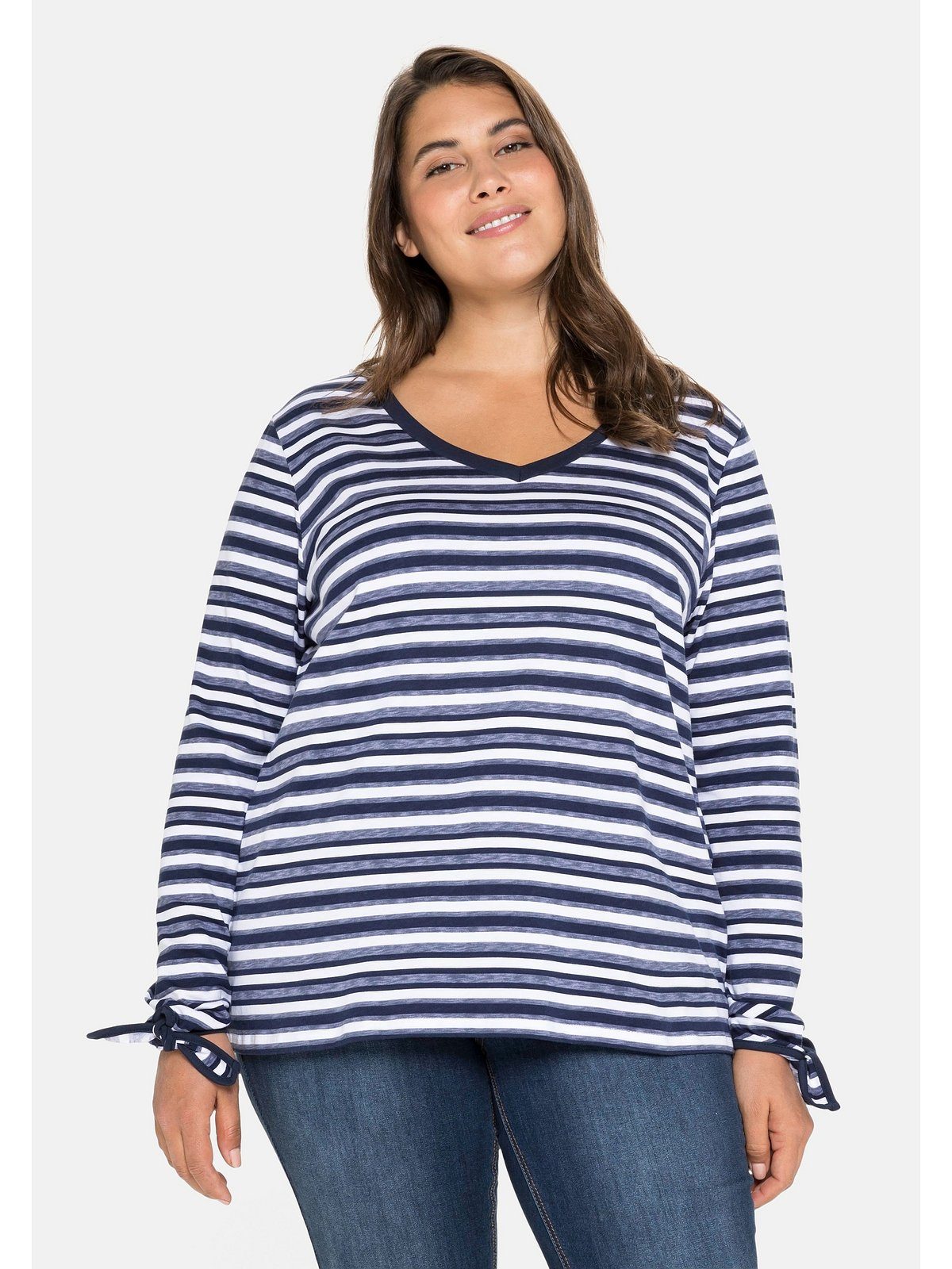 Sheego Langarmshirt Große Größen mit Ringeln und Knoten am Ärmelsaum indigo bedruckt | V-Shirts