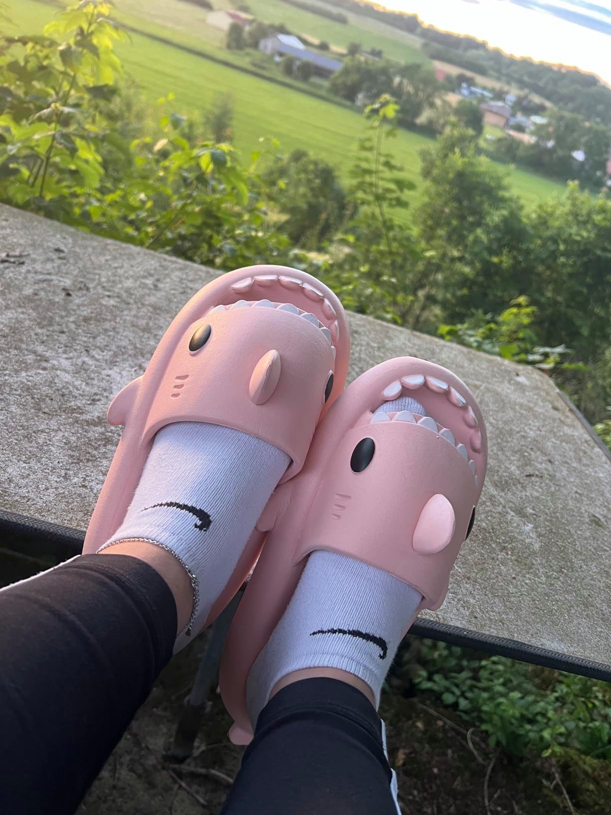 Corimori Bequeme Hai Badeschuhe im Haifisch-Design Badeschuh (Packung) lustige, rutschfeste, schnell trocknende Badeschlappen EU Größe 42-43
