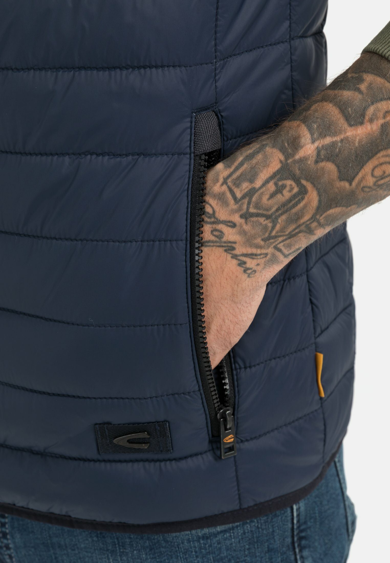 camel active Steppweste mit horizontaler Steppung aus recyceltem Polyester mit Stehkragen