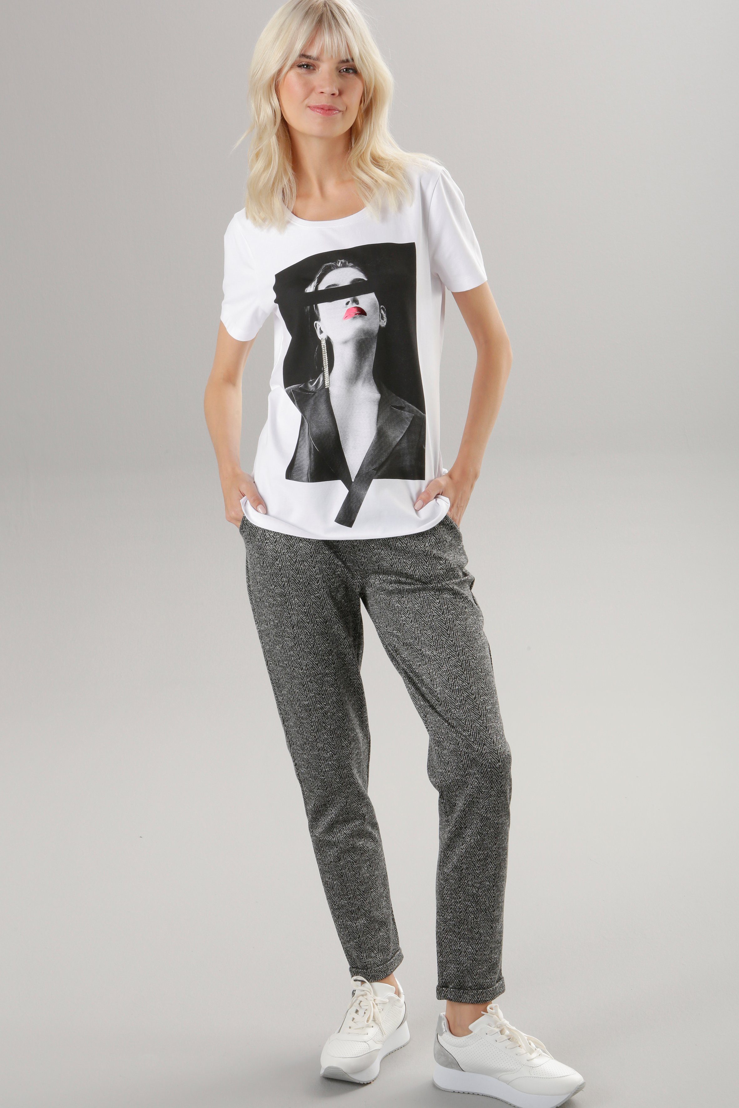 Aniston SELECTED T-Shirt Strasssteinen verziert mit