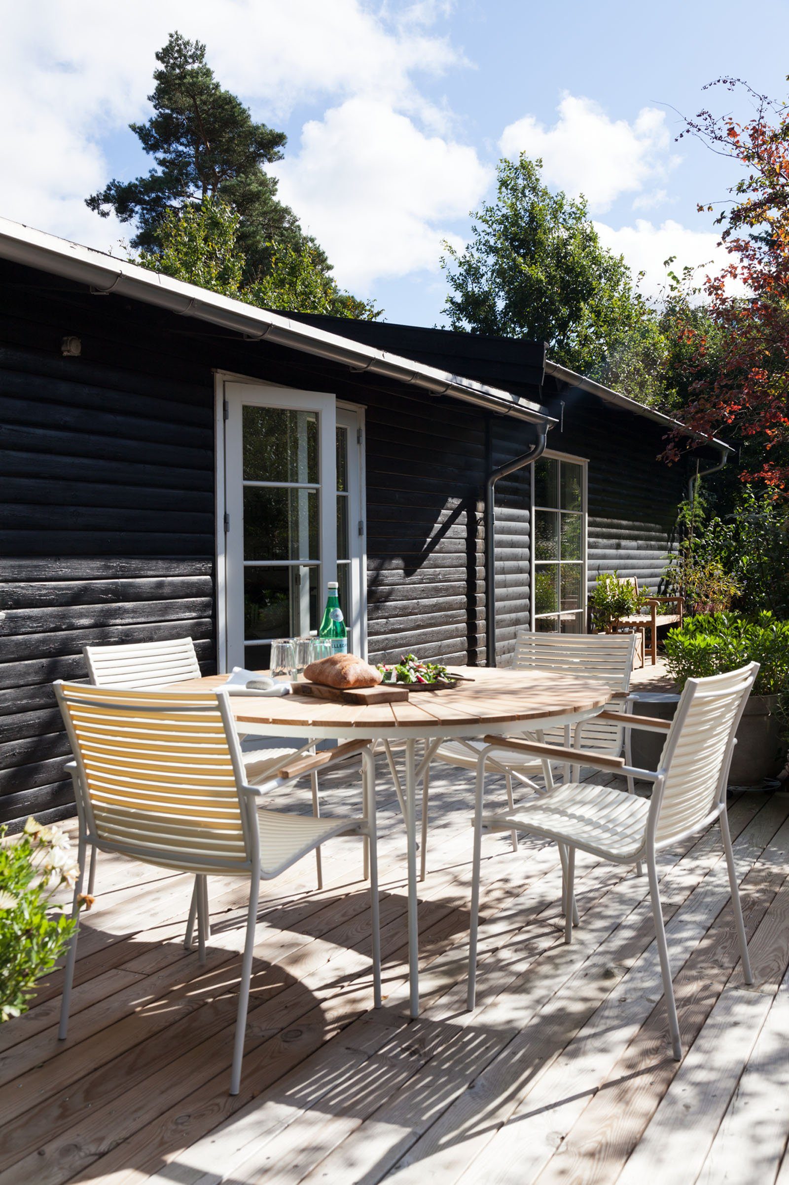 Cinas Gartenstuhl Mood Classic, Wasserresistent, warmes Holzfinish, standfeste Konstruktion