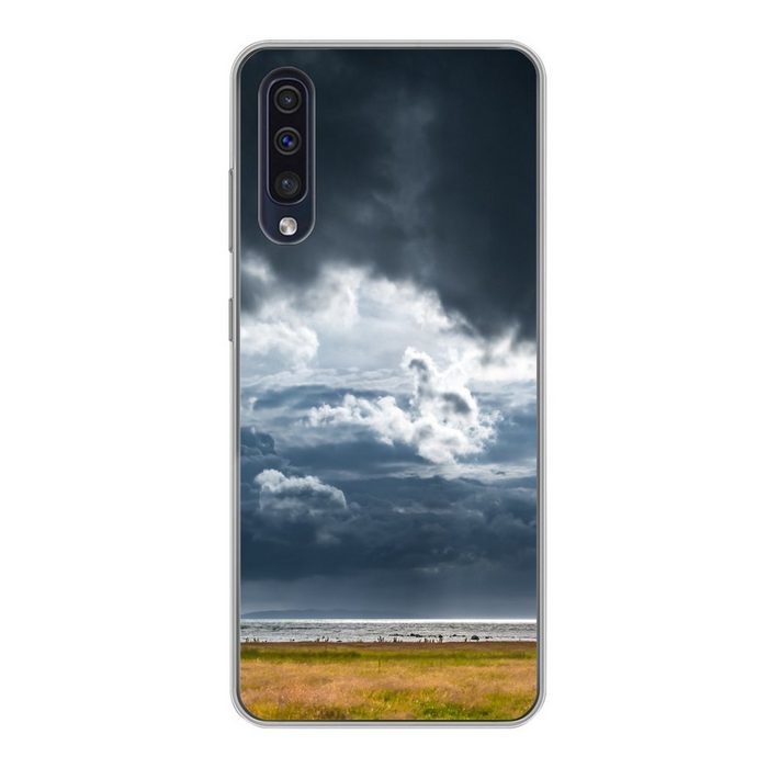 MuchoWow Handyhülle Dunkle Wolken über einer grünen Landschaft Handyhülle Samsung Galaxy A30s Smartphone-Bumper Print Handy