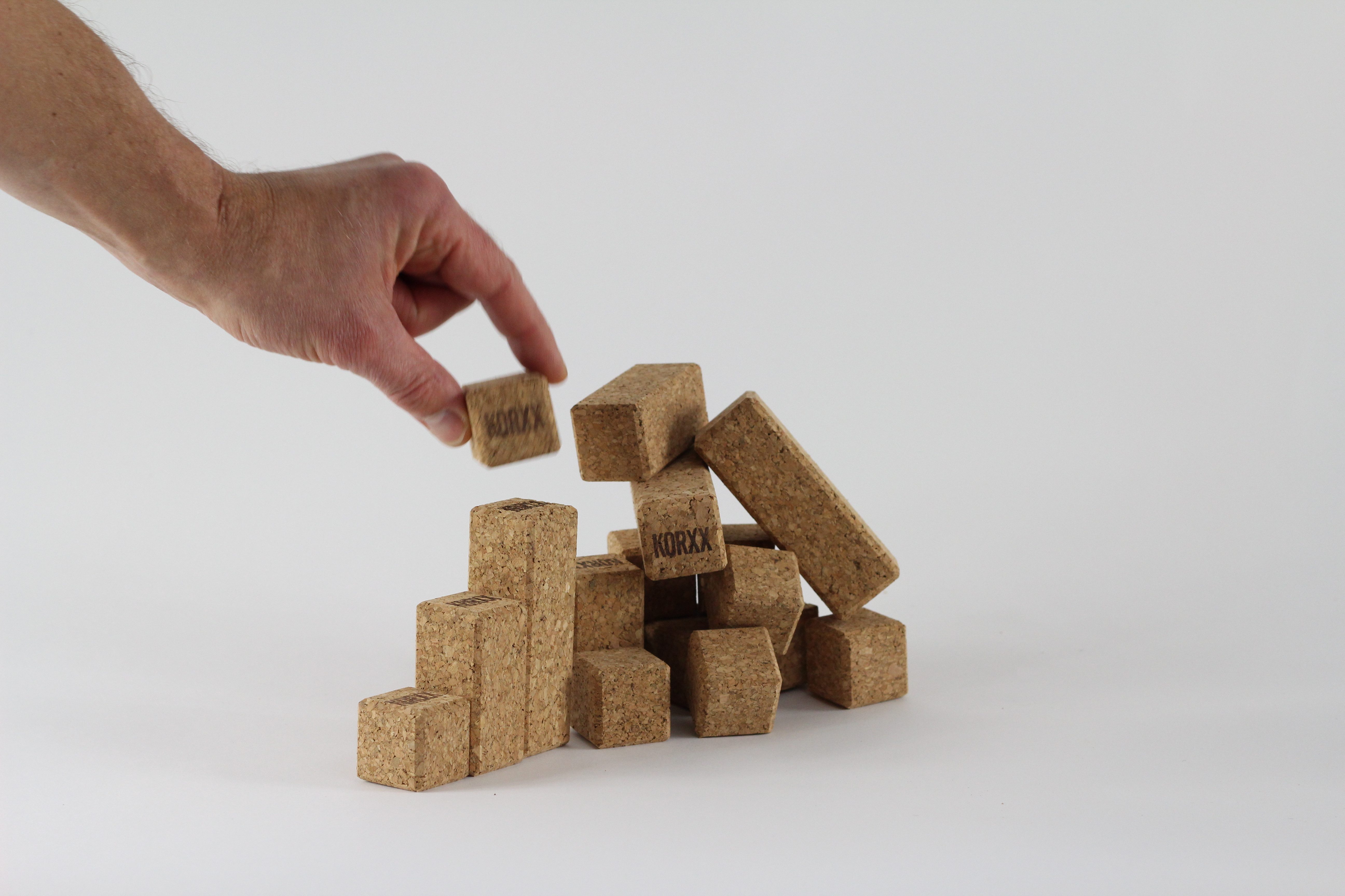 KORXX Die kleinen Bauklötze, 17 mini Bausteine aus Kork Spielbausteine, (17 Bausteine aus Kork in der Mini Filzbox, Brickle inkl. Filzbox), Spielbauklotz zum kreativen Lernen & Verbessern der Motorik