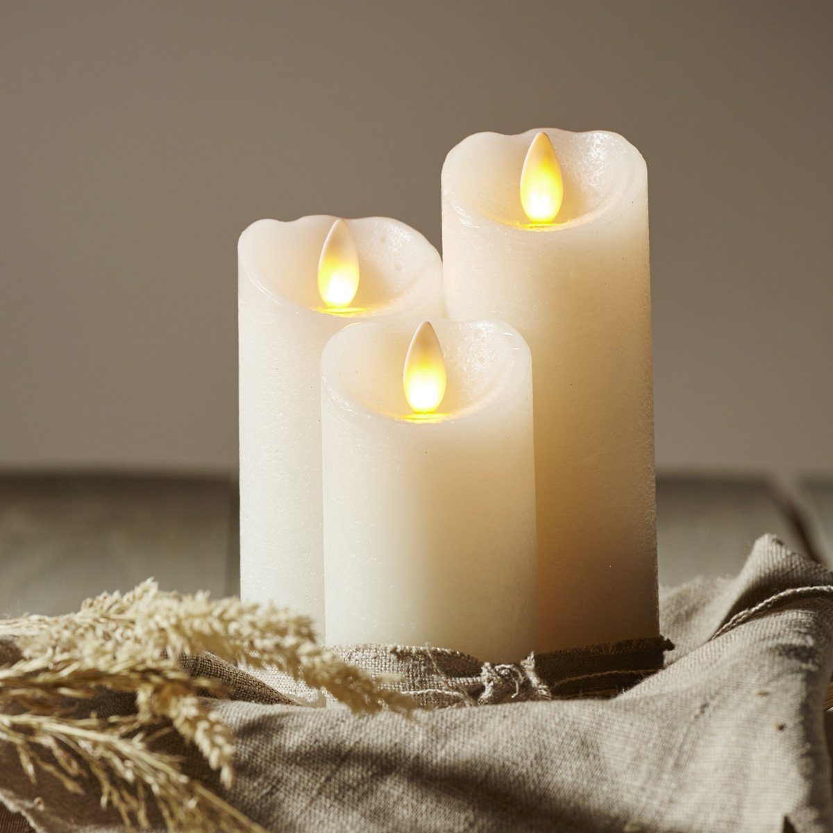 STAR TRADING LED-Kerze LED Kerze GLOW Echtwachs gelb flackernd Timer H: 10cm D: 5,5cm weiß, LED Classic, gelb