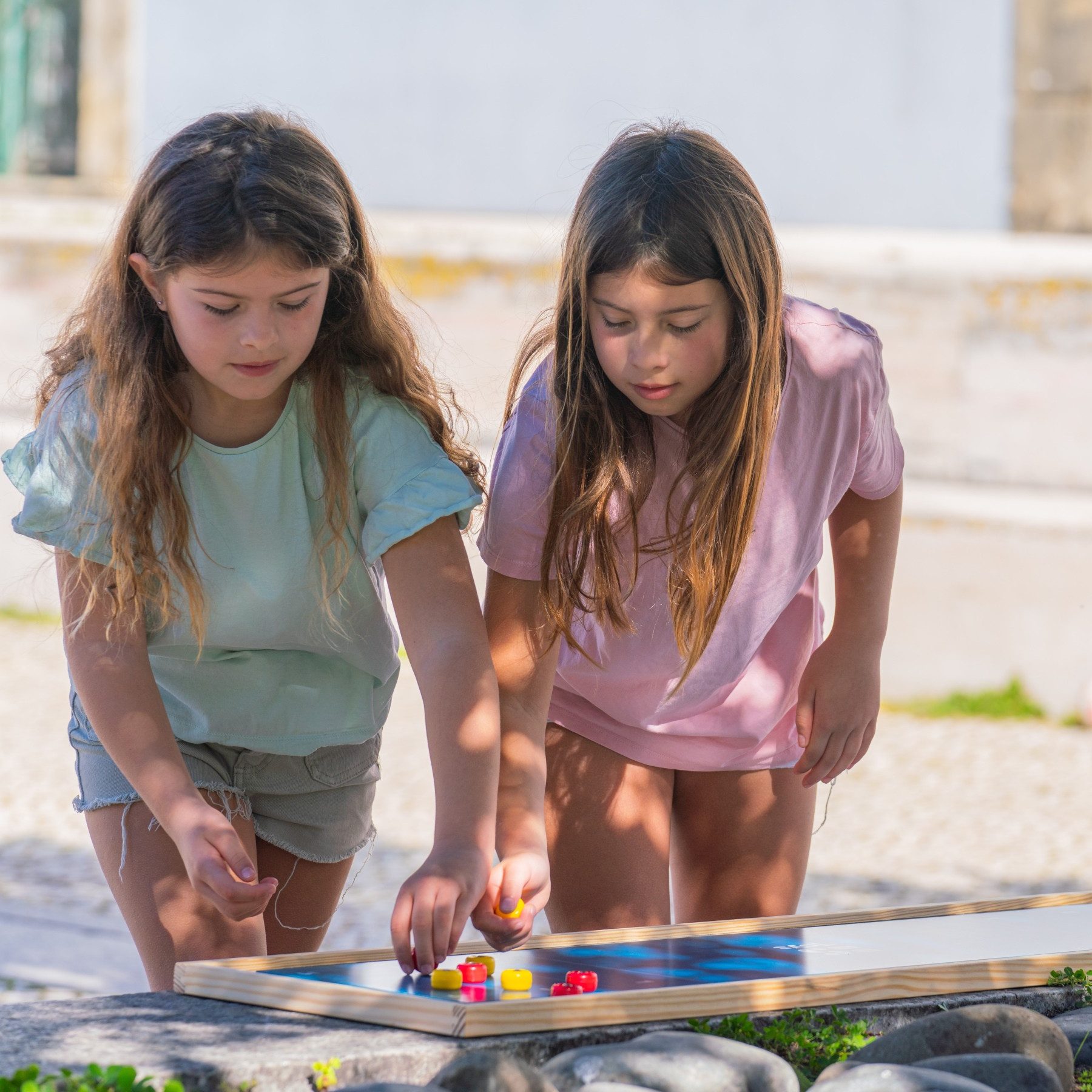 BS Toys Spieltisch Shuffleboard aus Holz, Tischspiel, Spielauflage für den Tisch, (glatte Oberfläche und gut gleitende Schieber (Pucks/Disks/Cues), Geschicklichkeitsspiel, Shuffle Board