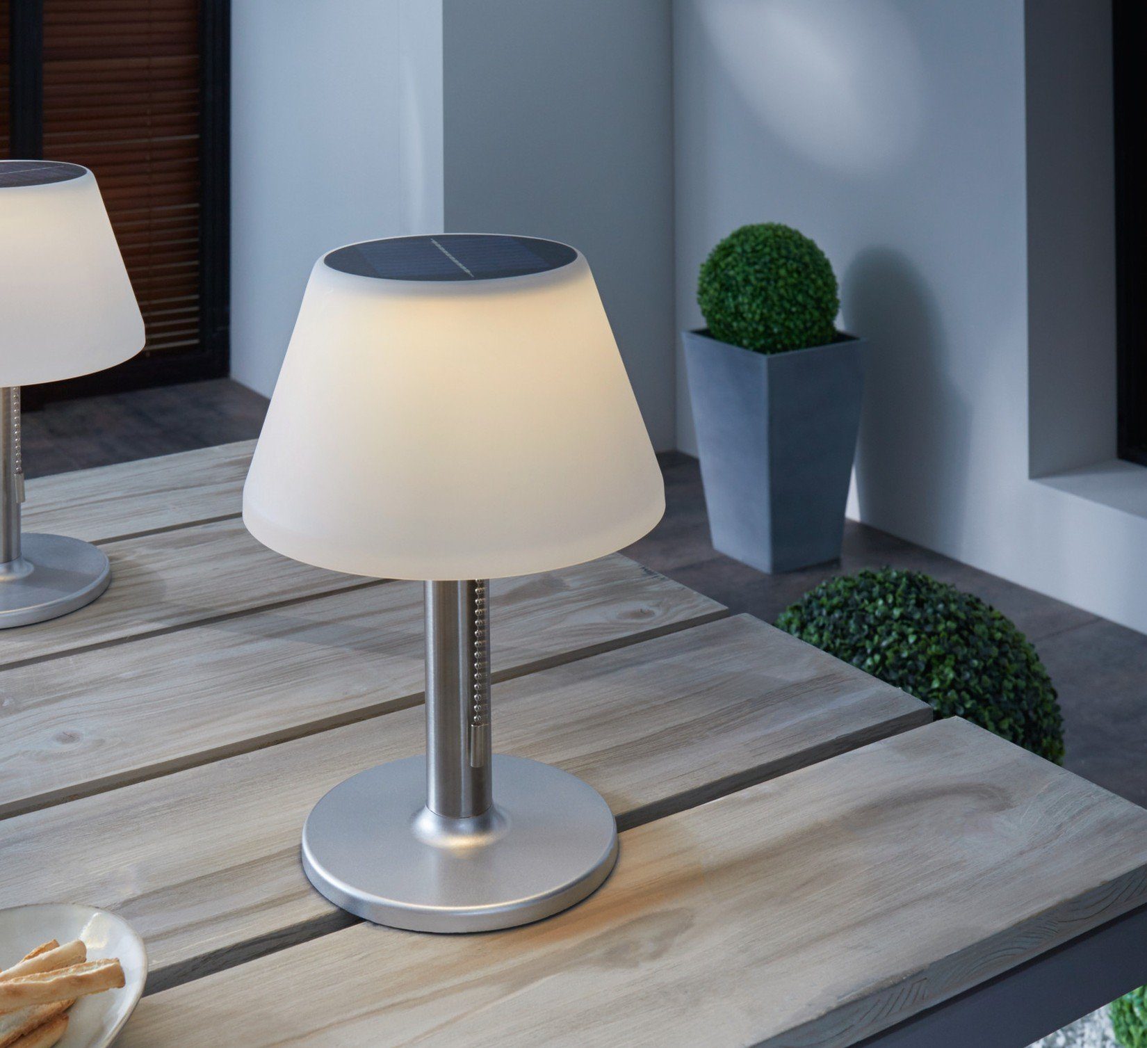 Dekoleidenschaft LED Außen-Tischleuchte "Solar", Design Tischleuchte in silber matt, Lampenschirm in weiß, 3 Helligkeitsstufen, LED fest integriert, warmweiß, LED-Tischlampe, warmweiß, Tischleuchte, Stimmungslicht | Tischleuchten