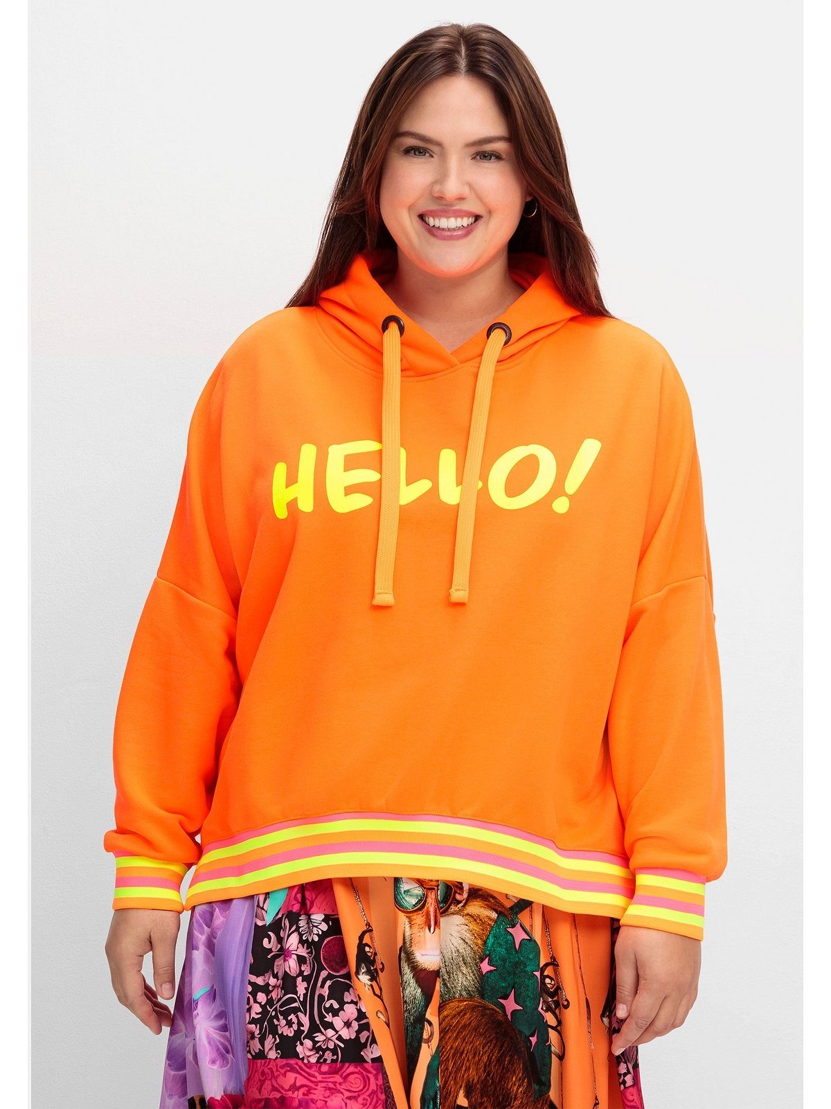 Sheego Sweatshirt Große Größen mit Neon-Wordingprint vorn und hinten