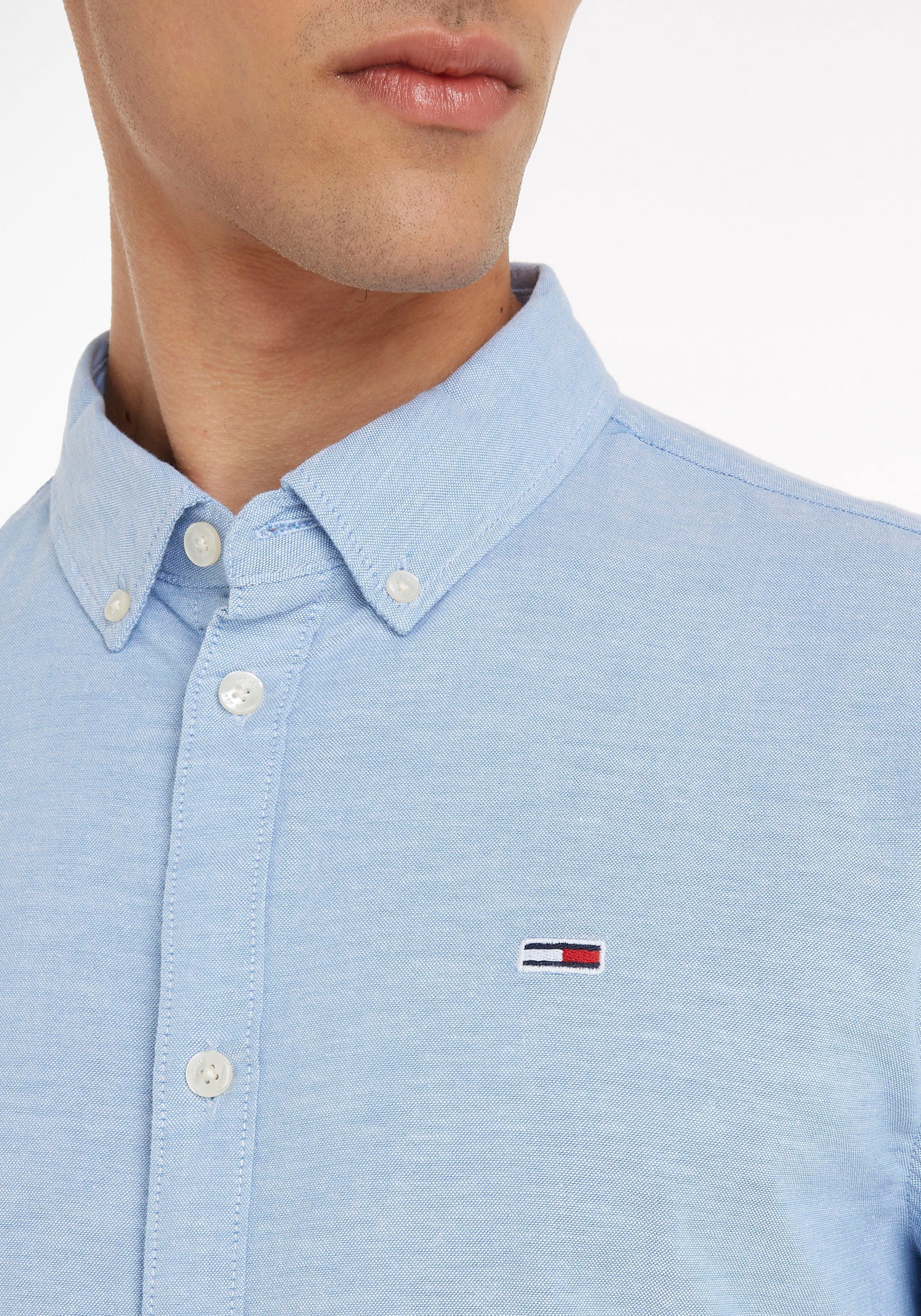 Tommy Jeans Langarmhemd TJM Slim Stretch Oxford mit Flaglabel auf der Brust