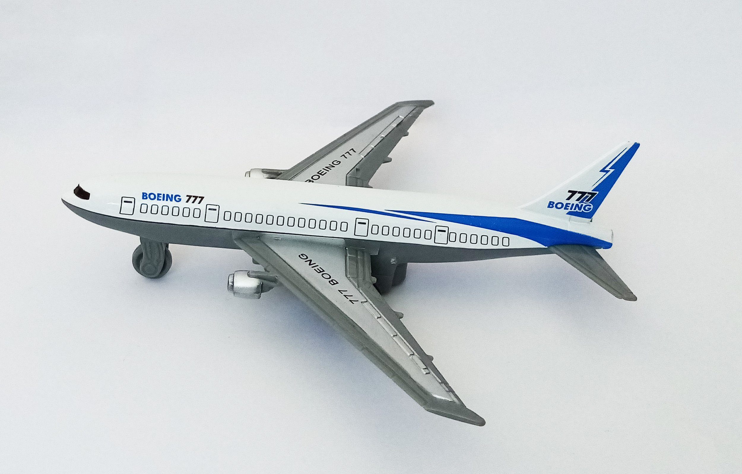 Toi-Toys Modellflugzeug FLUGZEUG Boeing 777 mit Rückzug weiß 14x13cm Kunststoff 92, Airbus Passagierflug Spielzeug Geschenk Kinder