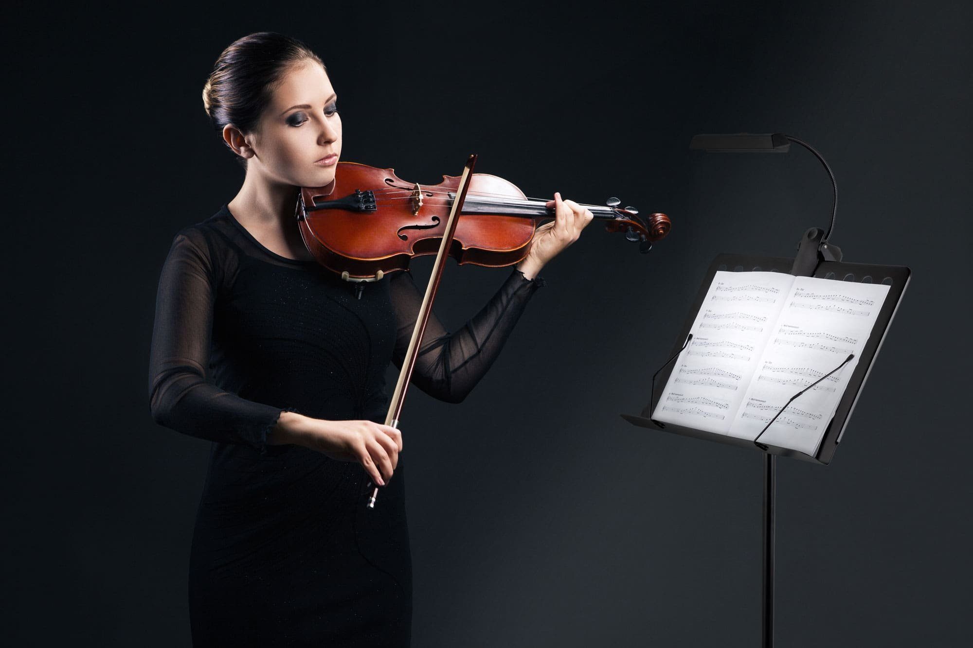 McGrey Notenpult Orchesterpult Lochblech Ständer Deluxe Notenständer mit Notenklemmen, (Spar-Set, 2-tlg., Set mit Premium LED-Leuchte), Abnehmbare Lochblechablage