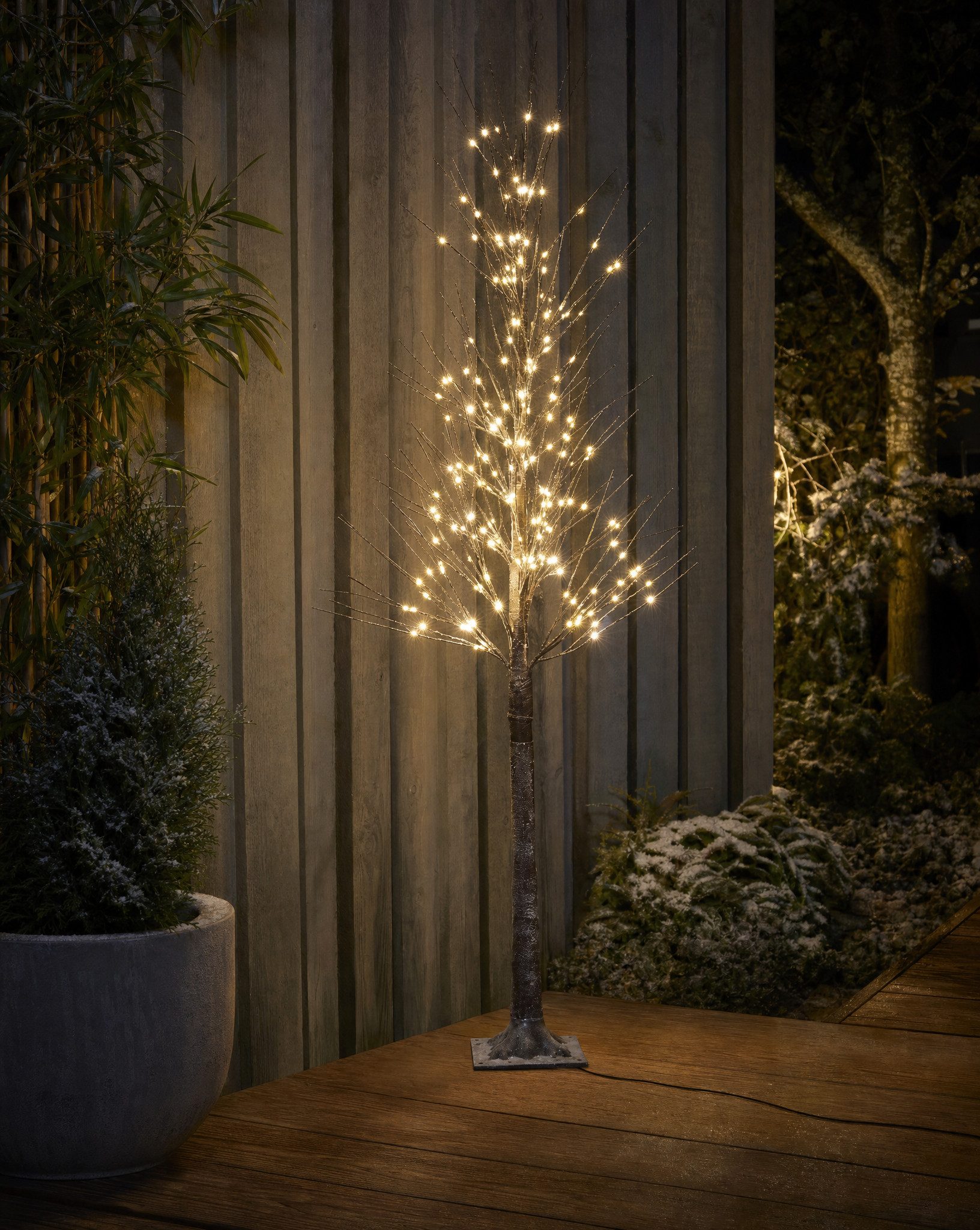 Northpoint LED Baum Northpoint LED-Baum 150 cm 240 LEDs mit Timer & Schnee