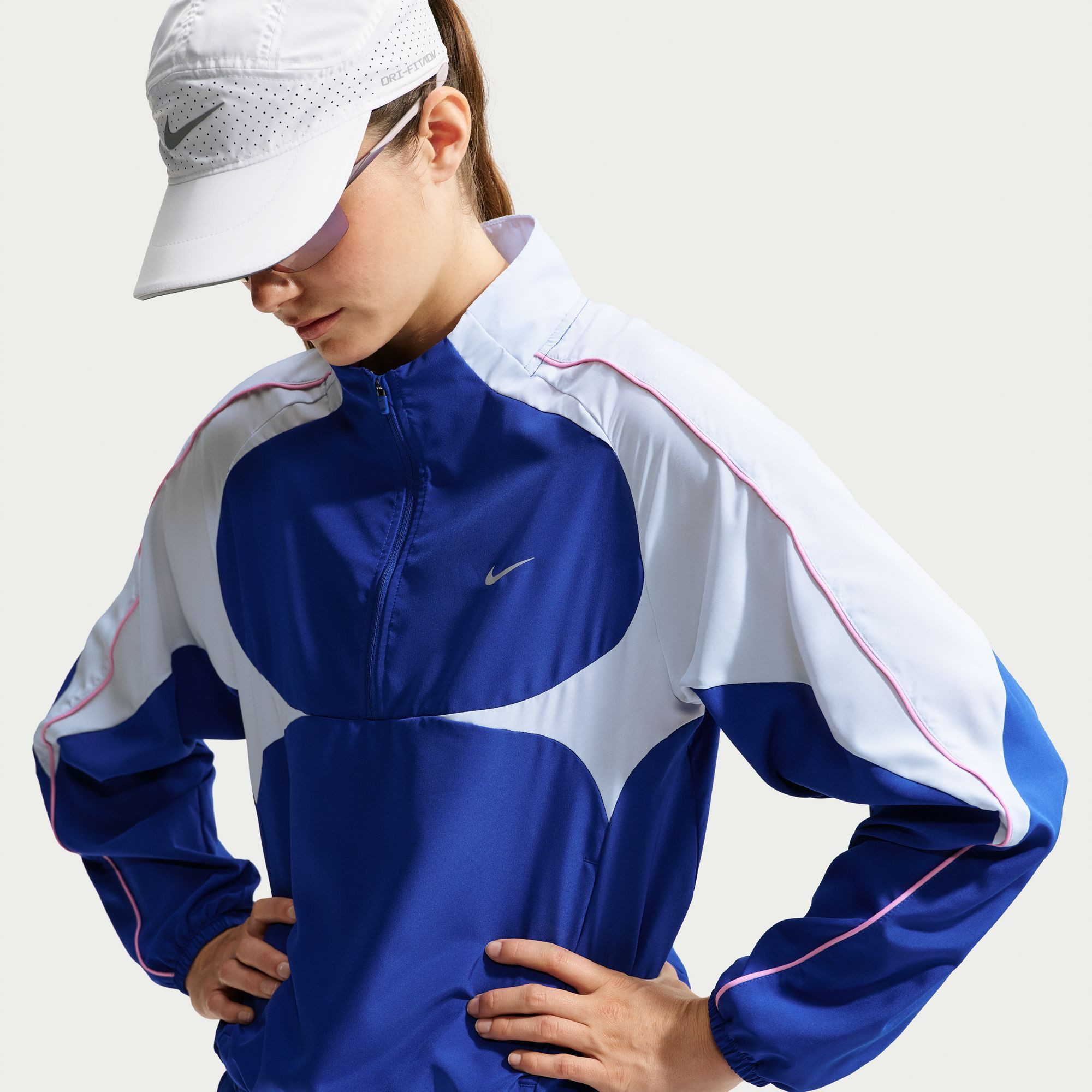 Nike Laufjacke W NK TEMPO SWSH DF JKT wasserabweisend, windabweisend, mit Reißverschluss, Langarm-Design