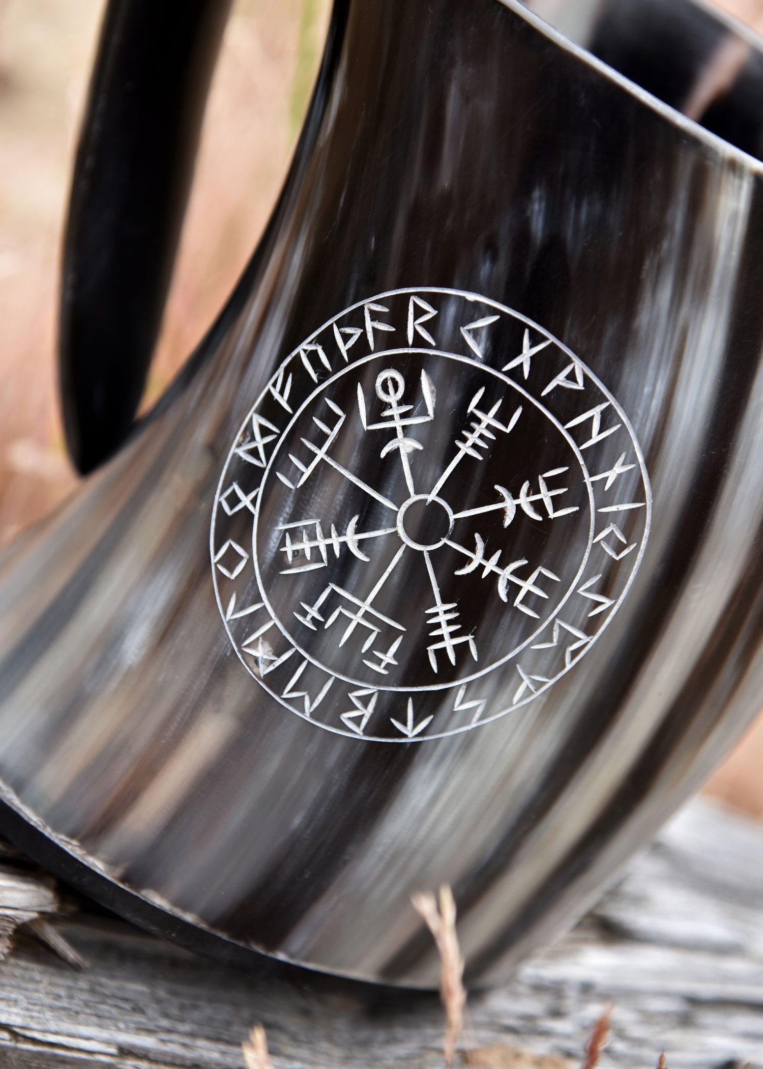 Becher Bierkrug aus Horn – „Vegvísir“
