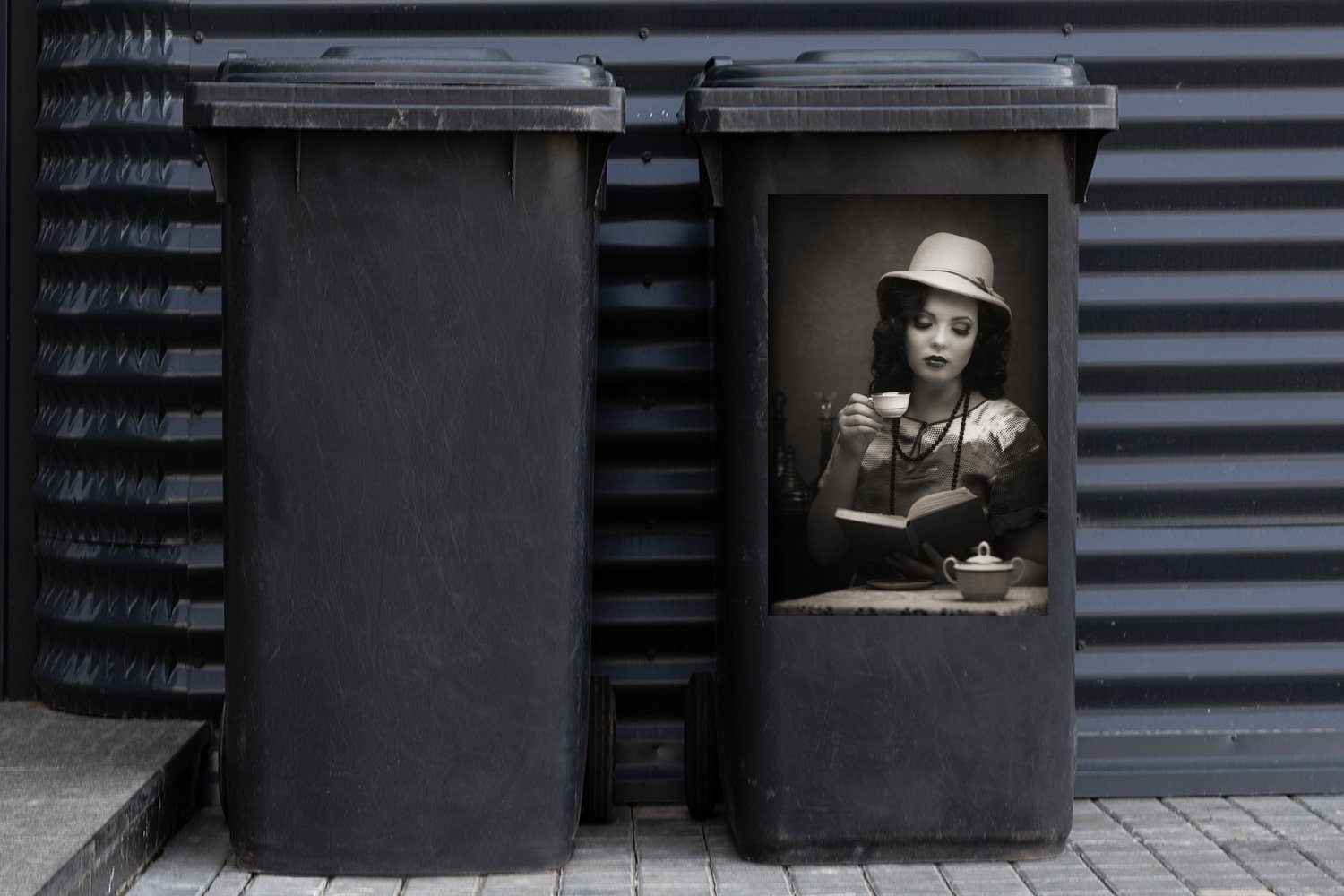 MuchoWow Wandsticker Frau liest Buch Container, Abfalbehälter (1 Sticker, Mülleimer-aufkleber, Mülltonne, St)