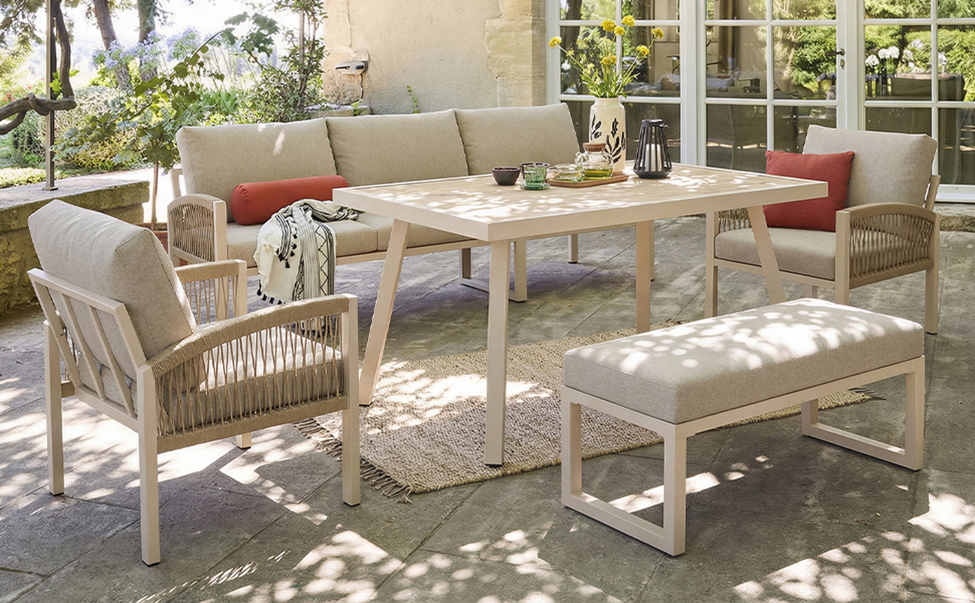 MC Star Gartensofa Handgeflochtenes Gartensofa für 7 Personen mit Armlehnen / Robustes, Eisengestell und beige Polster / Komplett mit Tisch (Holzoptik Glas) & 2 Sesseln / Wetterfeste Terrassen-Garnitur