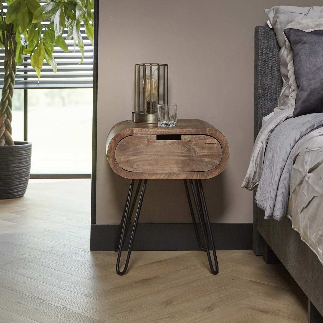 Feeling4Home Nachttisch Kavay - Mangoholz massiv Braun, mit Schublade, Abgerundetes Design mit Haarnadelbeinen