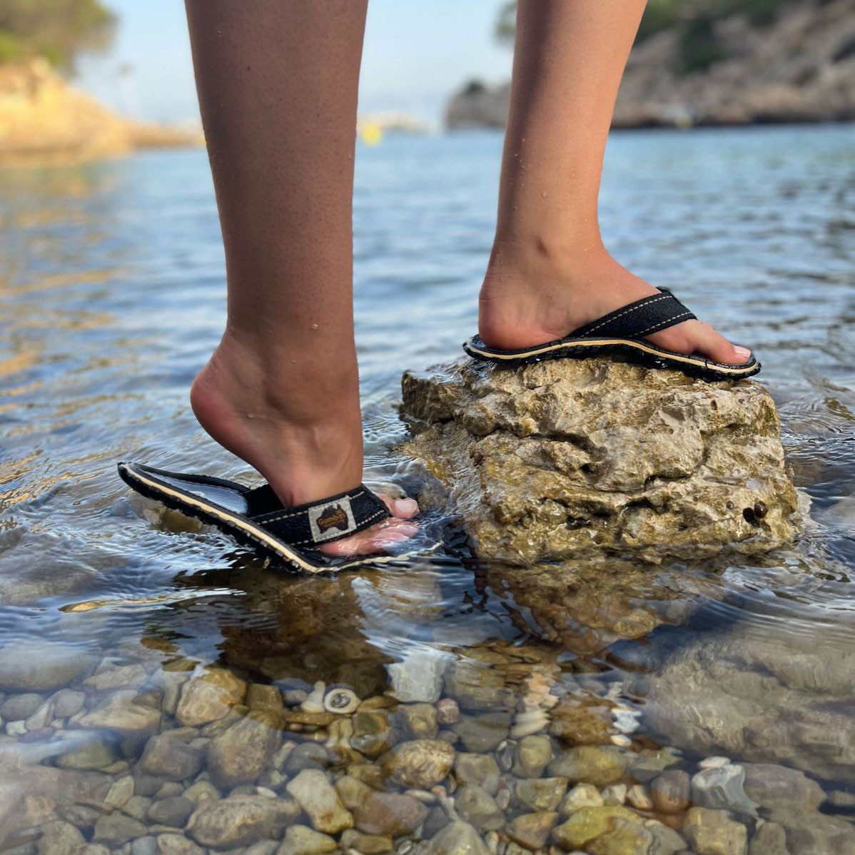 Gumbies Classic in Black T-Strap-Zehentrenner Hergestellt aus recycelten Materialien