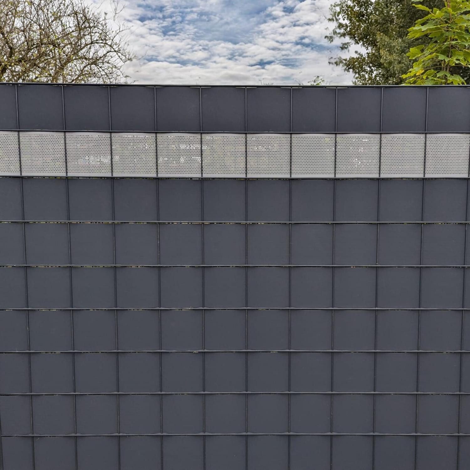 zaunzu Sichtschutzstreifen PP Premium Gelocht 20 Prozent Streifen Enzianblau 26m, (1x Einzelstreifen oder Rolle, Made in Germany), 5 Jahre garantierte Farbechtheit