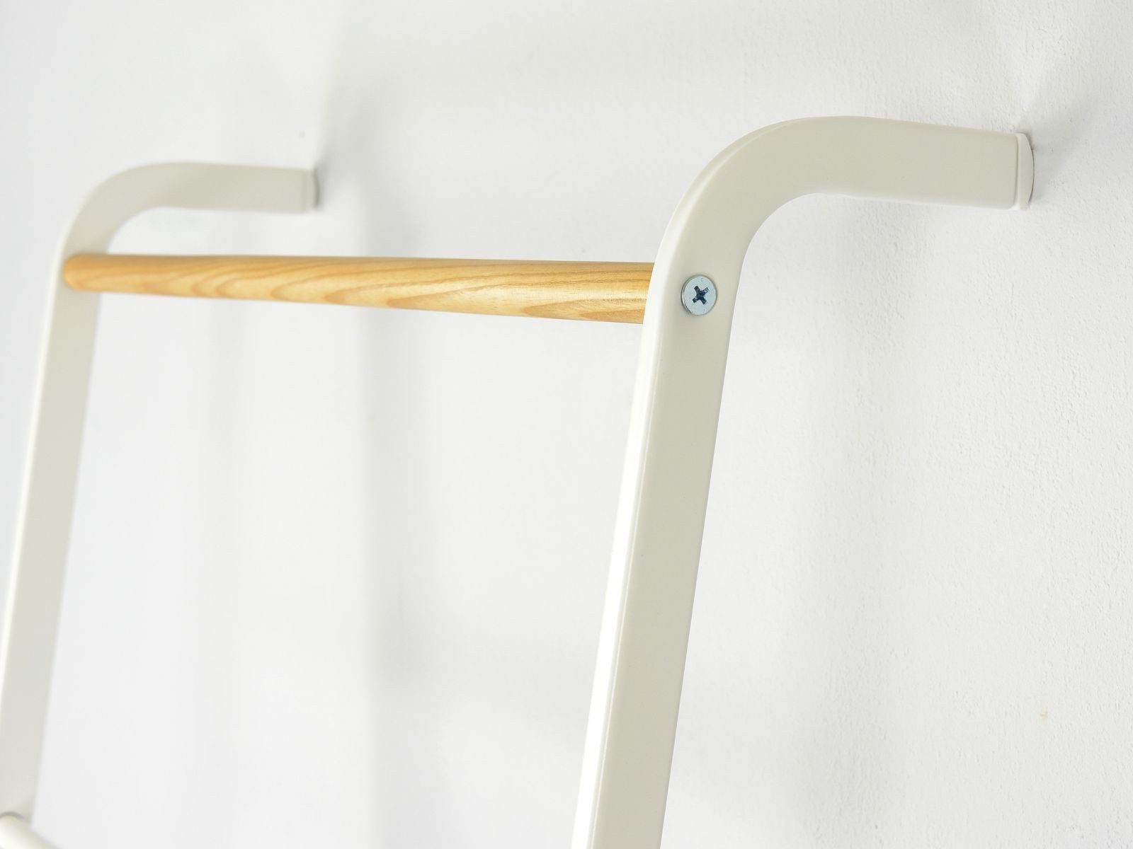 Yamazaki Garderobenständer Tower Kleiderständer 45x162cm Handtuchleiter Kleiderleiter Garderobe, Handtuchhalter, Universalständer, weiß Metall mit Holzakzenten – Bild 5 von 5