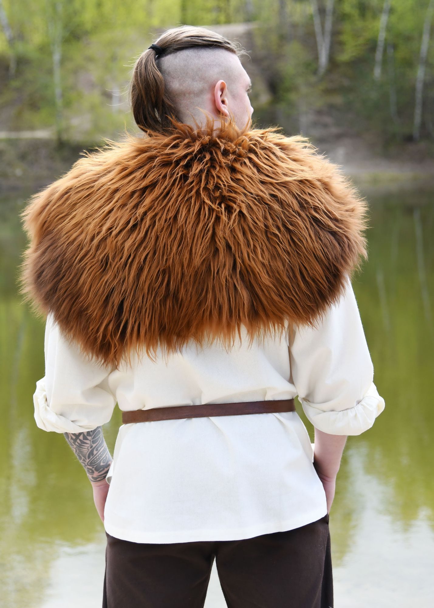 Battle Merchant Kostüm Schulterfell aus Nordlandschnucken-Fell, rostbraun, Größe S/M