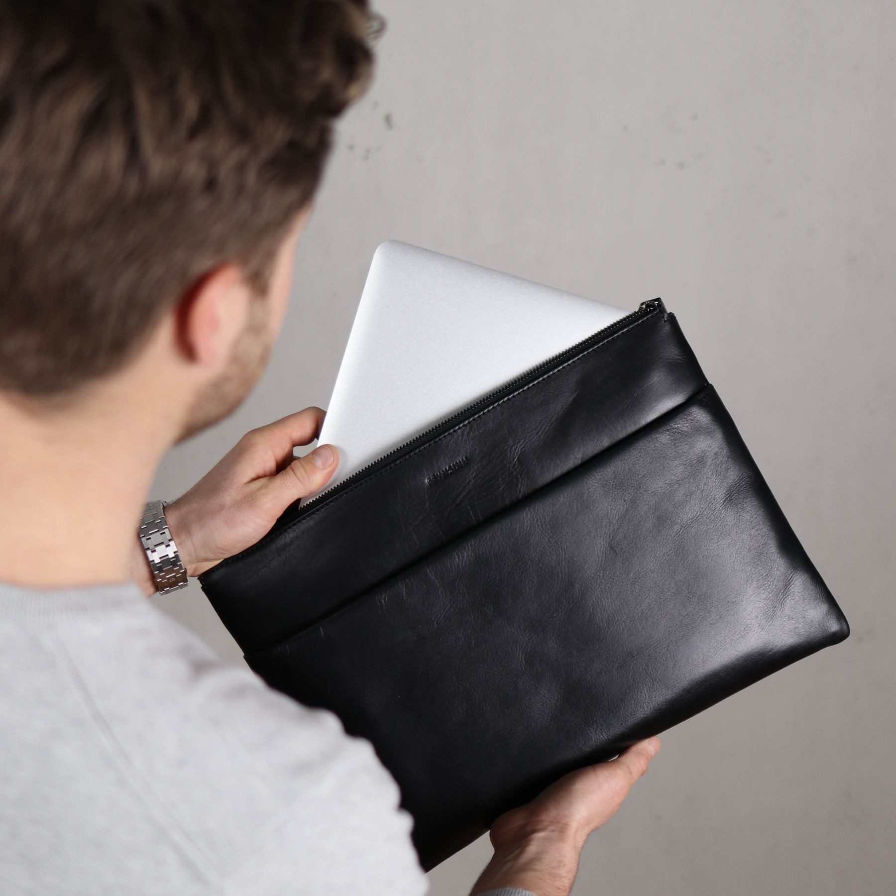 FEYNSINN Umhängetasche echt Leder 13 Zoll Laptop-Hülle schwarz, Laptoptasche 13 Zoll, Aktentasche Echtleder Damen Herren schwarz