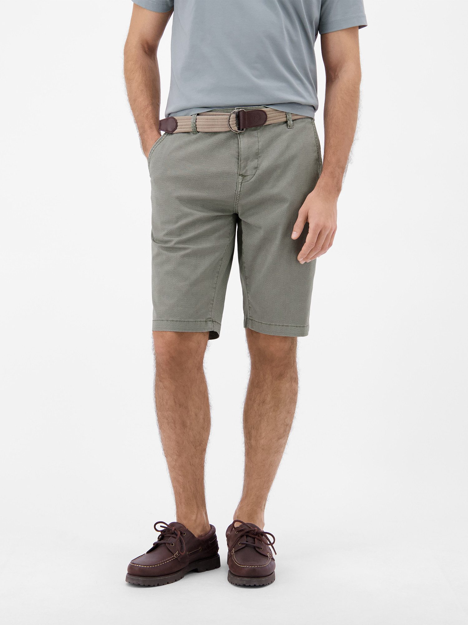 Chinoshorts Bequeme Chino-Bermuda mit Gürtel und Minimalprint