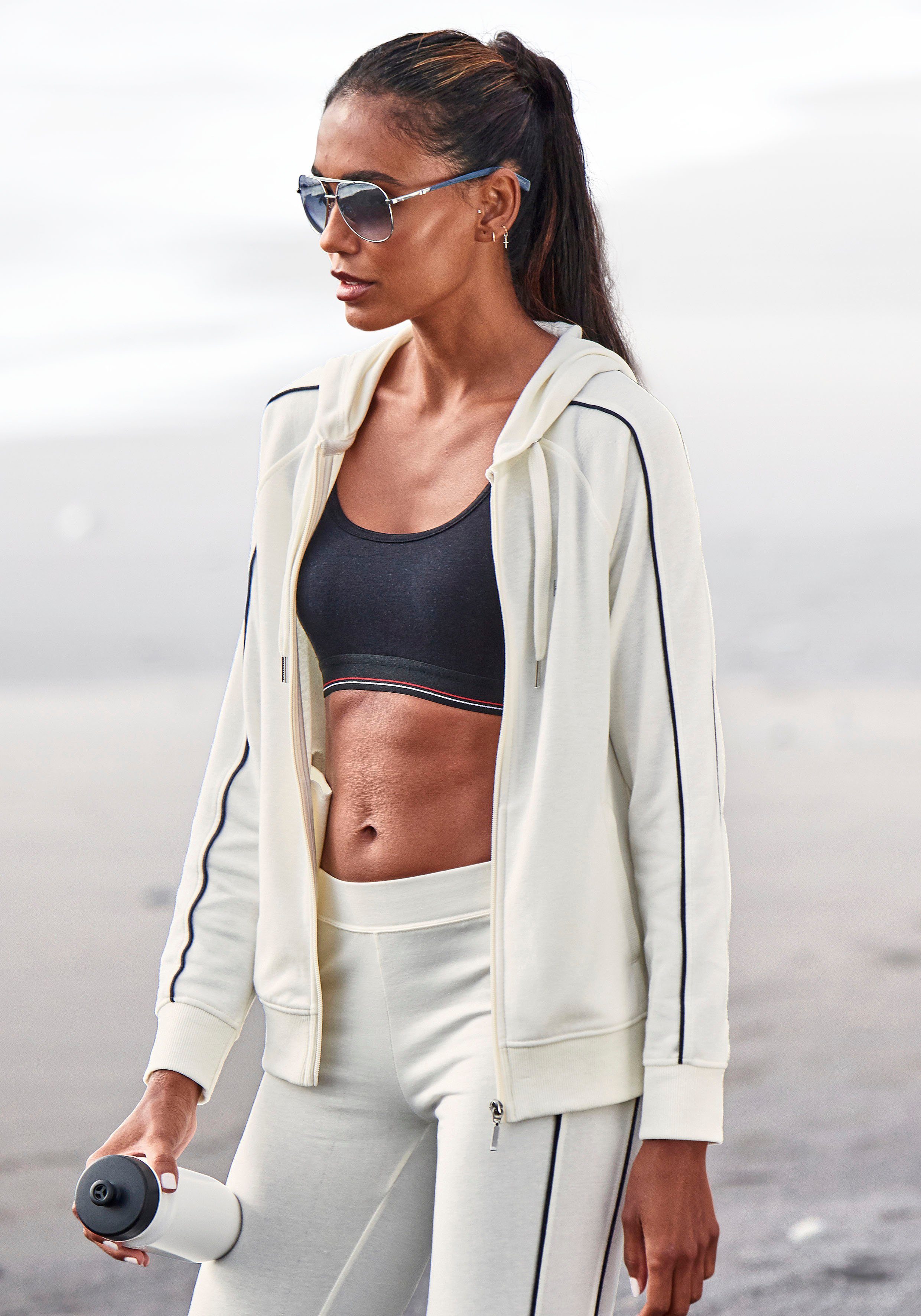 H.I.S Kapuzensweatjacke mit Piping an den Ärmeln. Ideal für Sport- und Freizeit.
