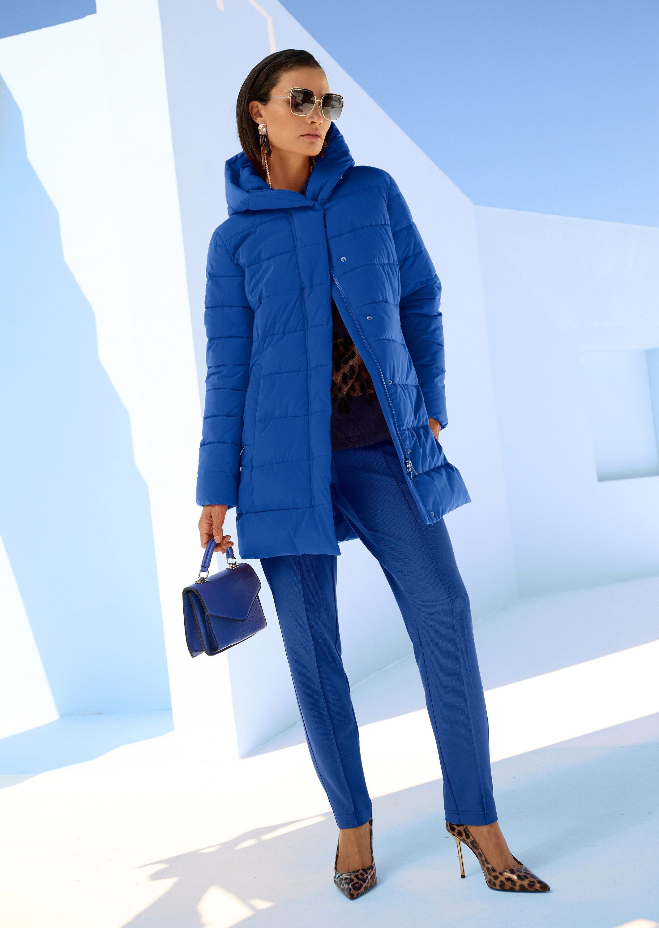 MADELEINE Steppjacke Lange Steppjacke mit Kapuze Quergesteppter Wintermantel, regulierbare Kapuze, Zwei-Wege-Zipper