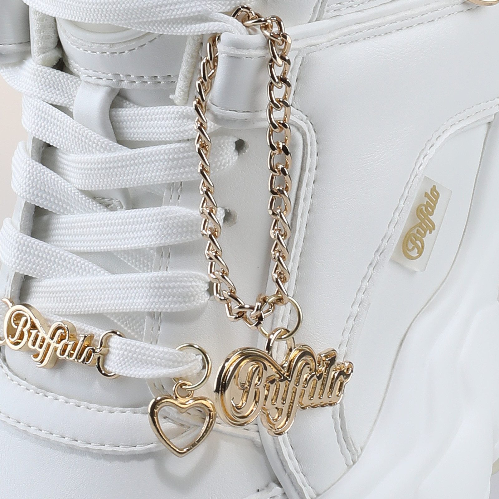 Buffalo BINARY HC Plateausneaker Chunky-Sneaker mit Zierkette und Herz-Anhänger