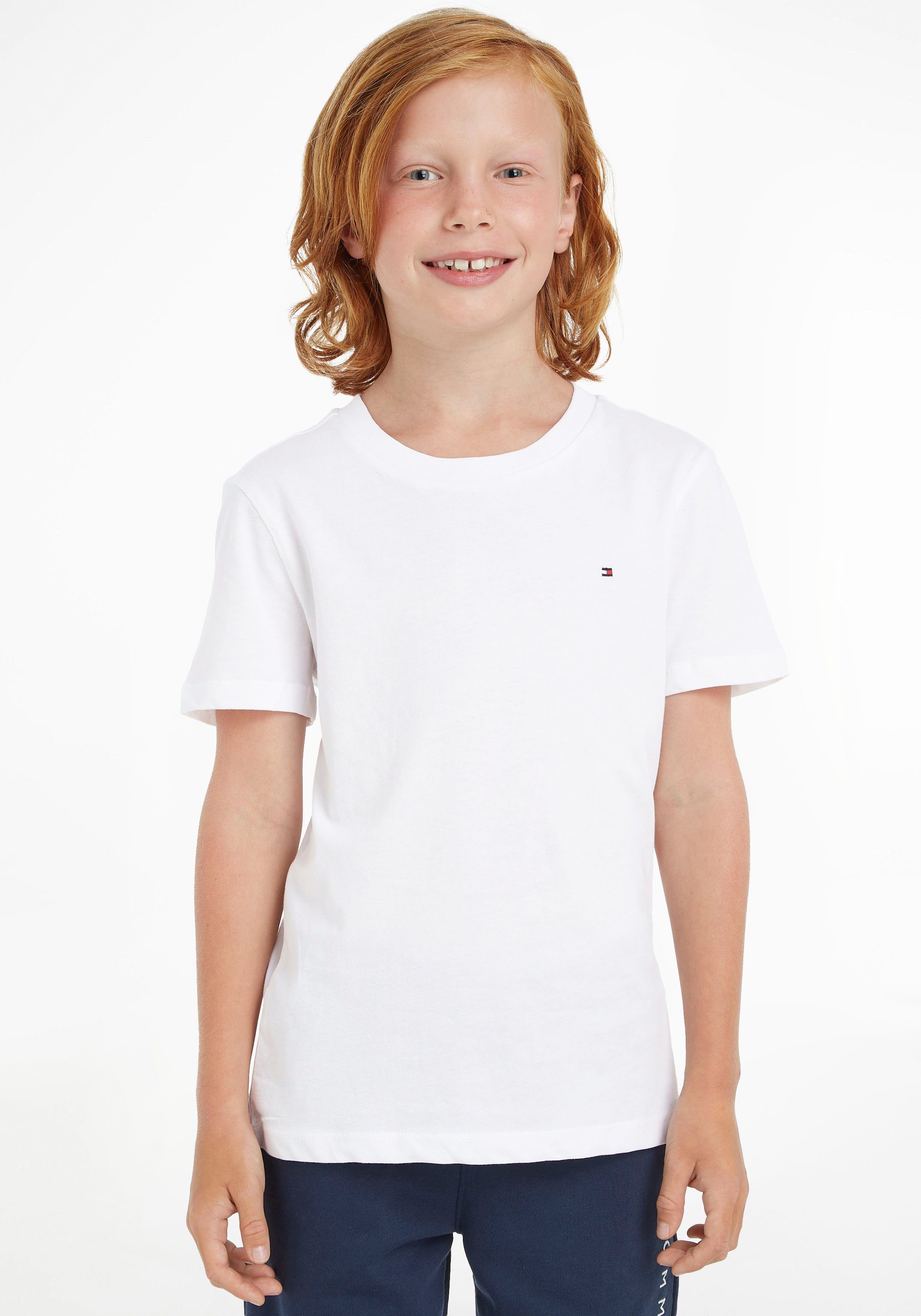 Tommy Hilfiger T-Shirt BOYS Style Klassischer Stickerei und CN kleiner Label am KNIT, mit Ausschnitt BASIC farbigem hinten