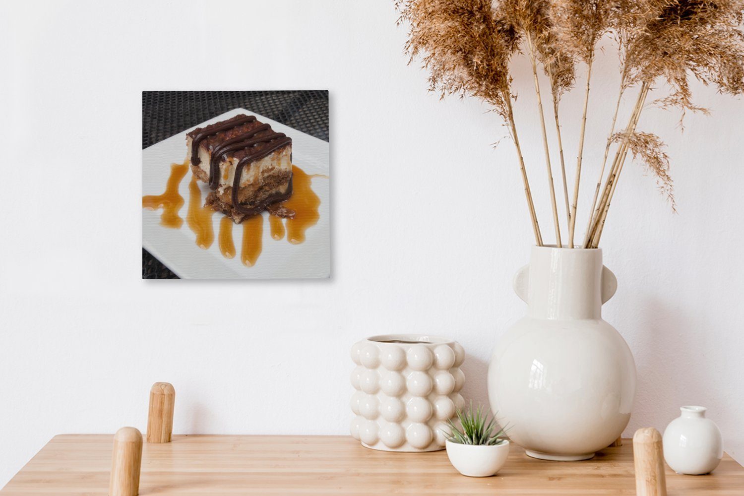 Leinwand Seitenansicht eines einem, auf (1 Wohnzimmer Leinwandbild Schlafzimmer Tiramisu-Desserts, St), für Bilder OneMillionCanvasses® serviert