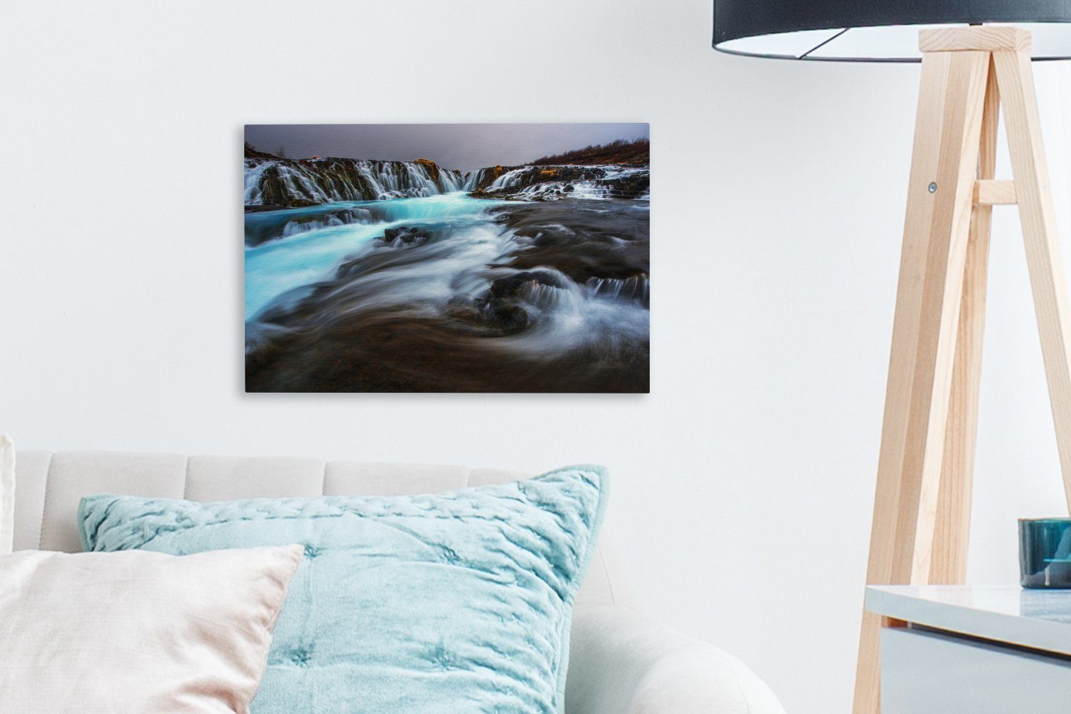 (1 einem in Wasserfall Geysir cm Leinwandbilder, St), Wandbild Leinwandbild OneMillionCanvasses® Tag, dunklen Wanddeko, an 30x20 Aufhängefertig, Island Der am
