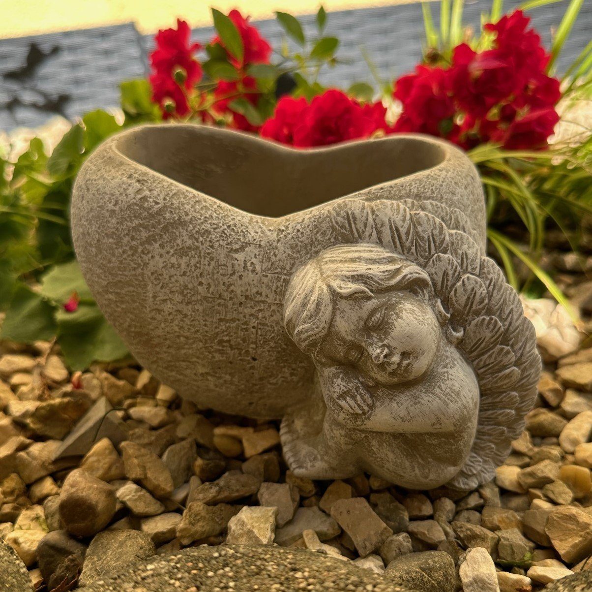 Radami Gartenfigur Pflanztopf Engel mit Herz Grabherz Grabschmuck Grabdeko Trauerherz – Bild 2 von 3