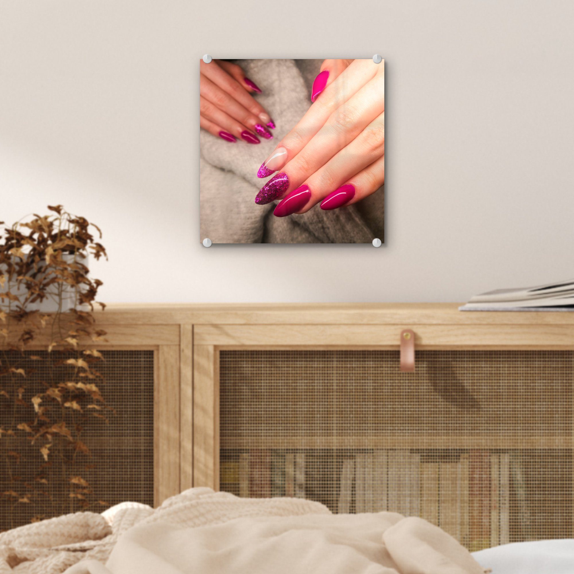 MuchoWow Acrylglasbild Frau mit auf - Glasbilder Glas - Glas auf rosa Wanddekoration St), (1 Nägeln, Bilder Foto Wandbild 