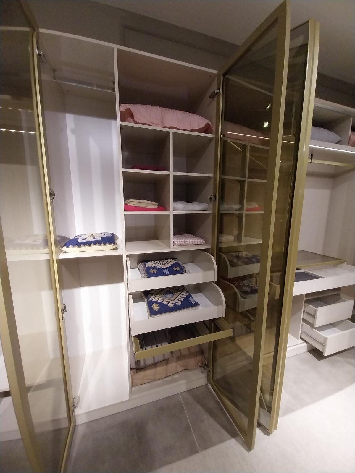 Xlmoebel Schranksystem Holzschrank für Schlafzimmer mit luxuriösem Design und Stauraum (1-St., Kleiderschrank) Hergestellt in Europa