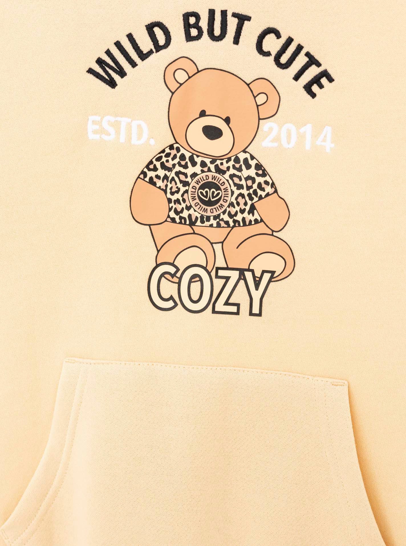 Zwillingsherz Hoodie "Wild But Cute" Mini-Me,mit niedlichem Teddybär und selbstbewusstem Slogan – Bild 5 von 5