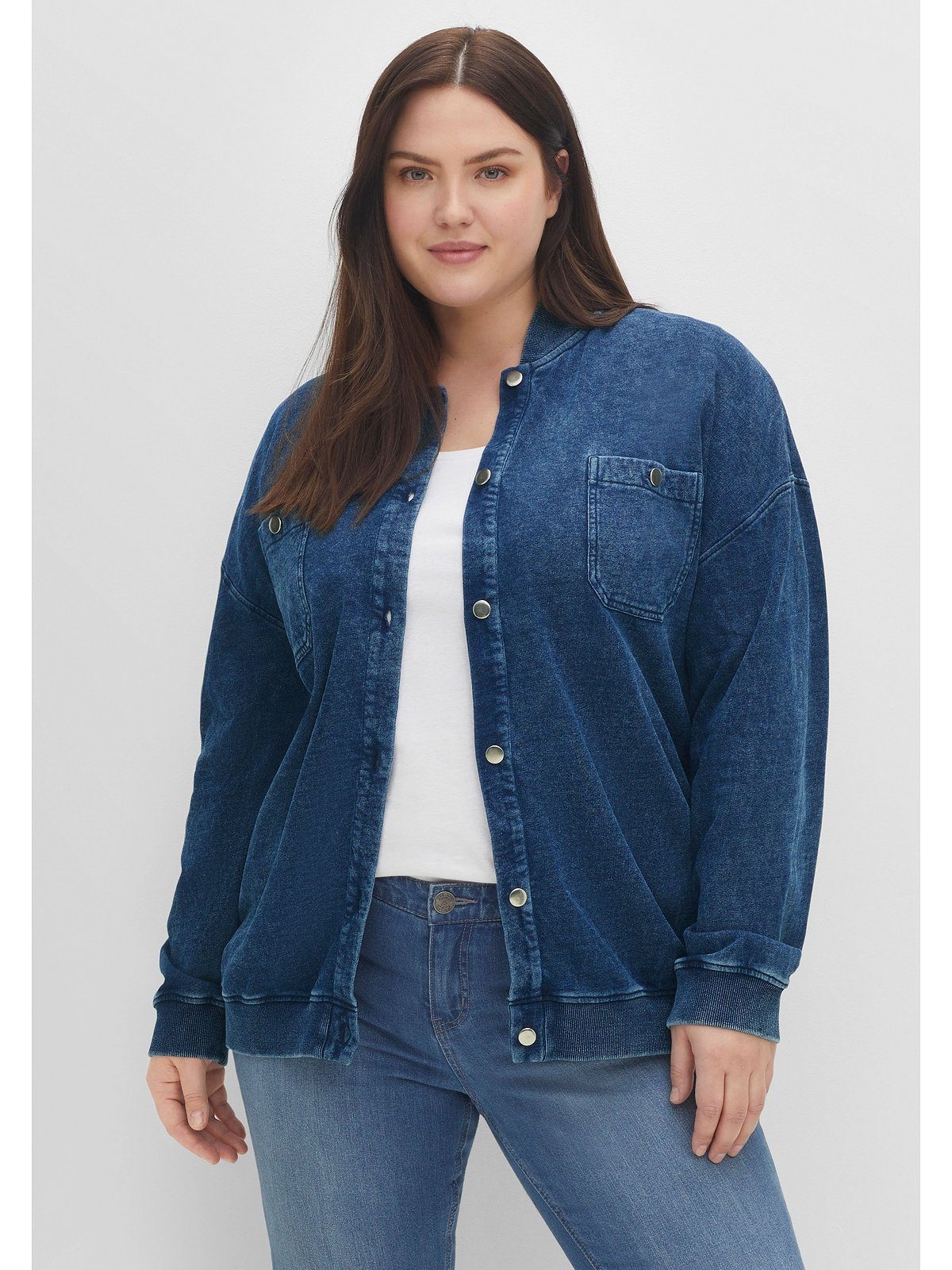 Sweatjacke Jeansoptik, Große Brusttaschen in Größen mit Sheego